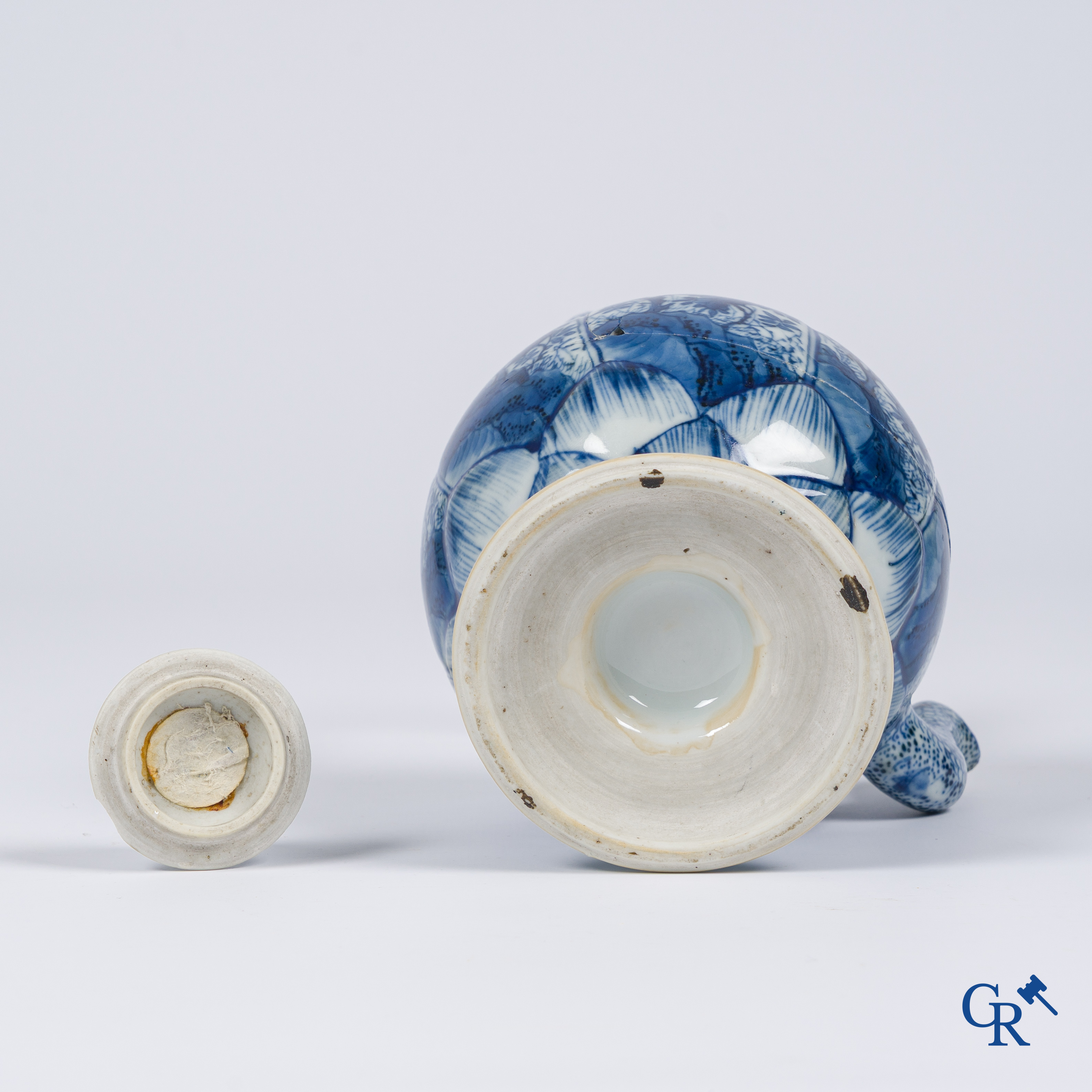 Asian Art, Chinese porcelain. A Chinese blue and white teapot with lid. Kangxi.