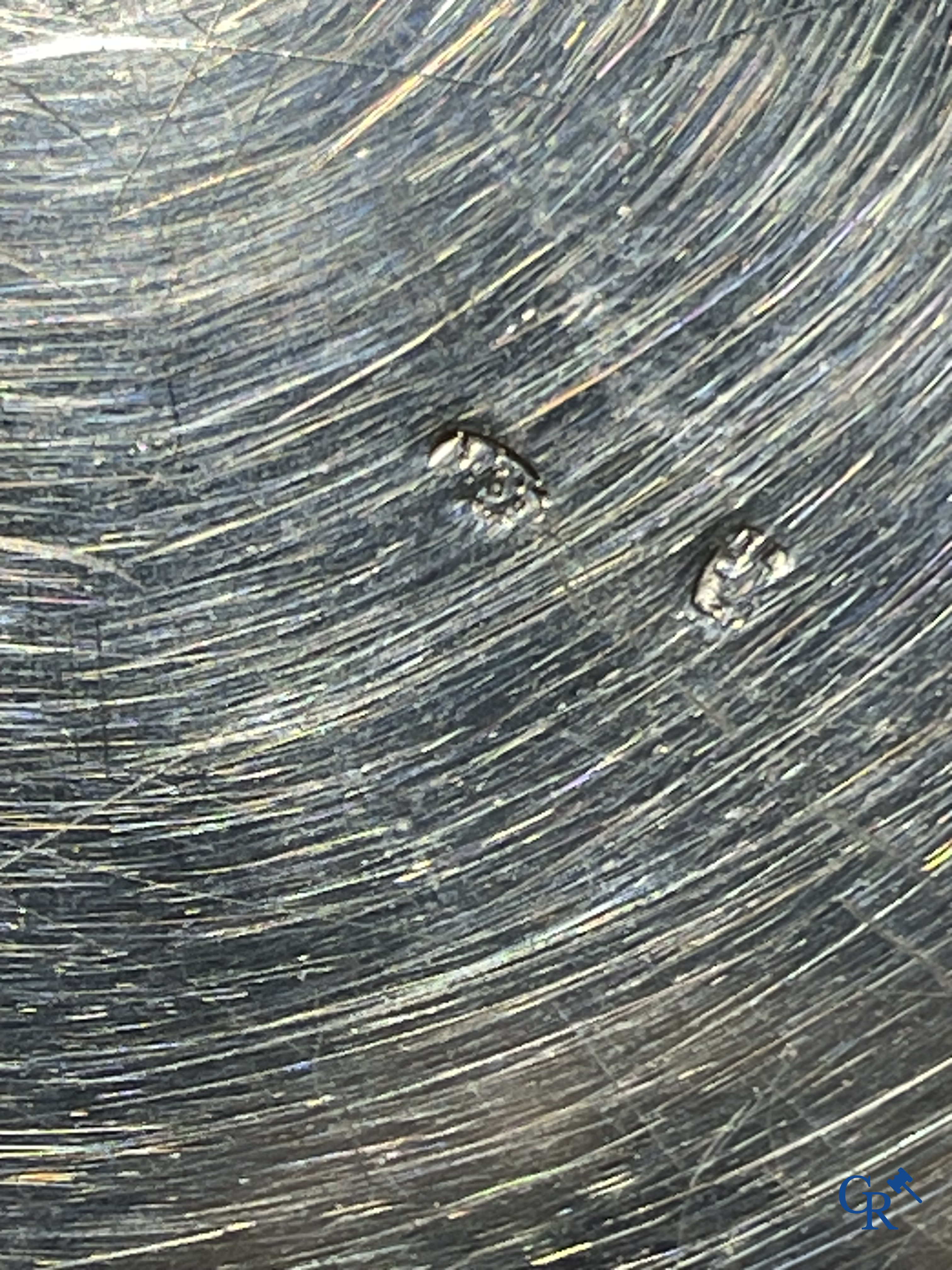 Een kavel met diverse oude juwelen in goud en zilver, een zilveren dekseldoos bijgevoegd.