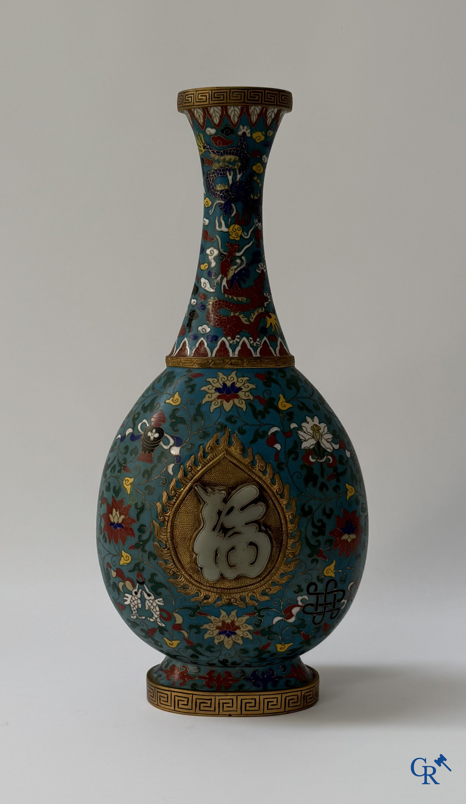 Aziatica, een Chinese cloisonné vaas met draken- en bloemendecor, opgelegd met een jade amulet.
