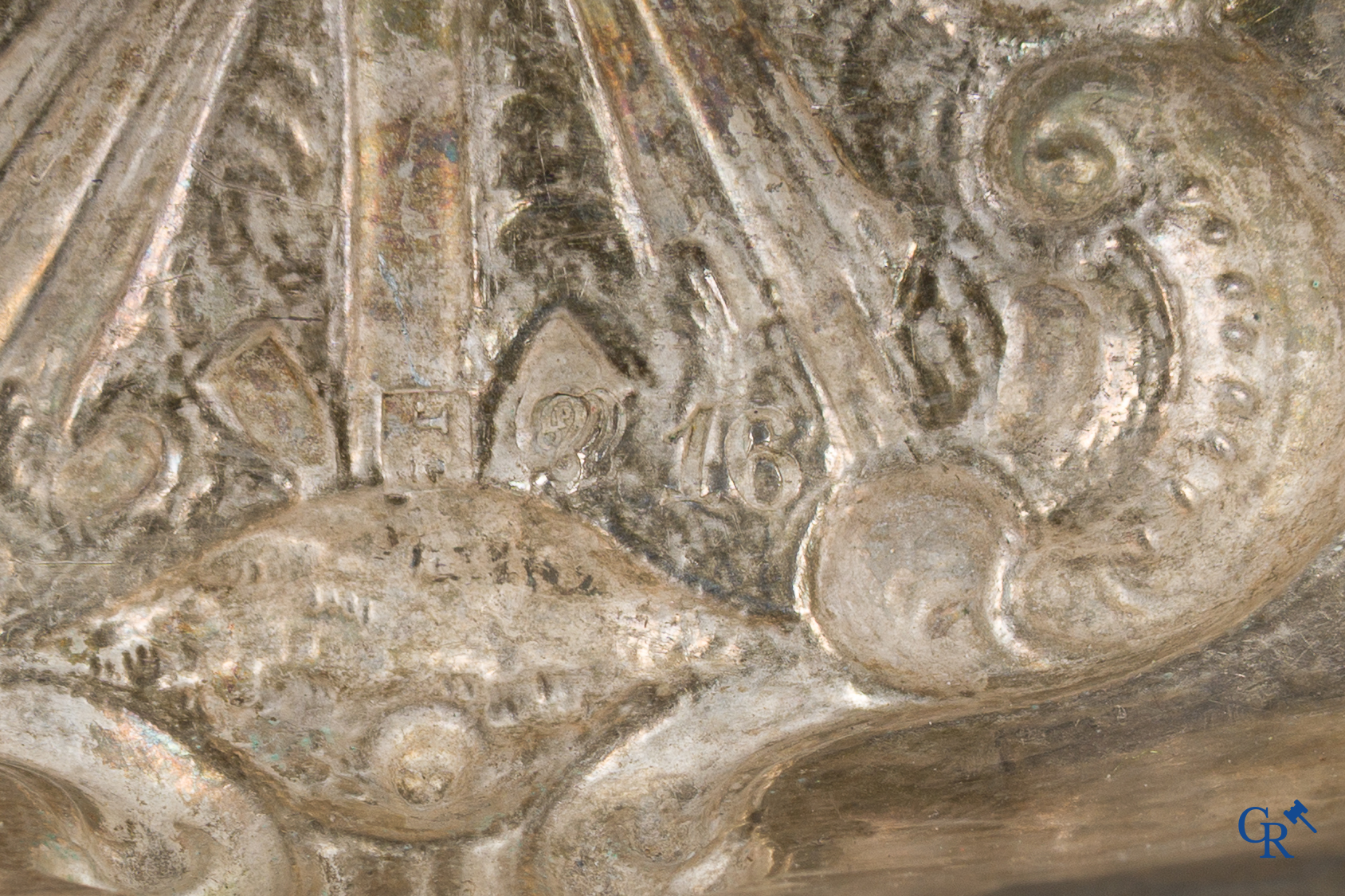 Religieuze objecten, een reliekhouder met stralenkrans in zilver en messing. Meerdere keurmerken, zilver 2de gehalte.