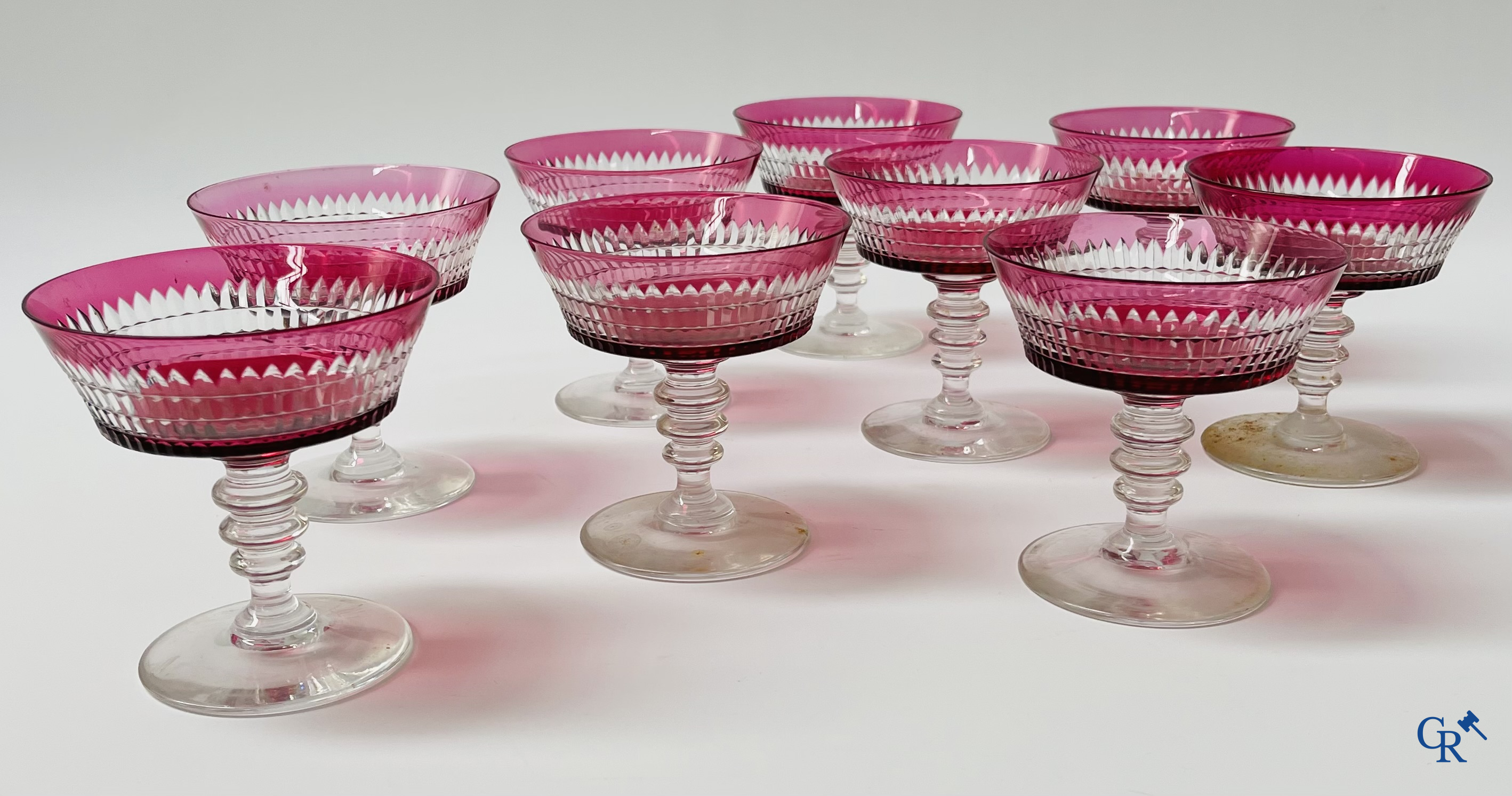 Een uitgebreid servies in rood geslepen kristal, hoogstwaarschijnlijk Val Saint Lambert.