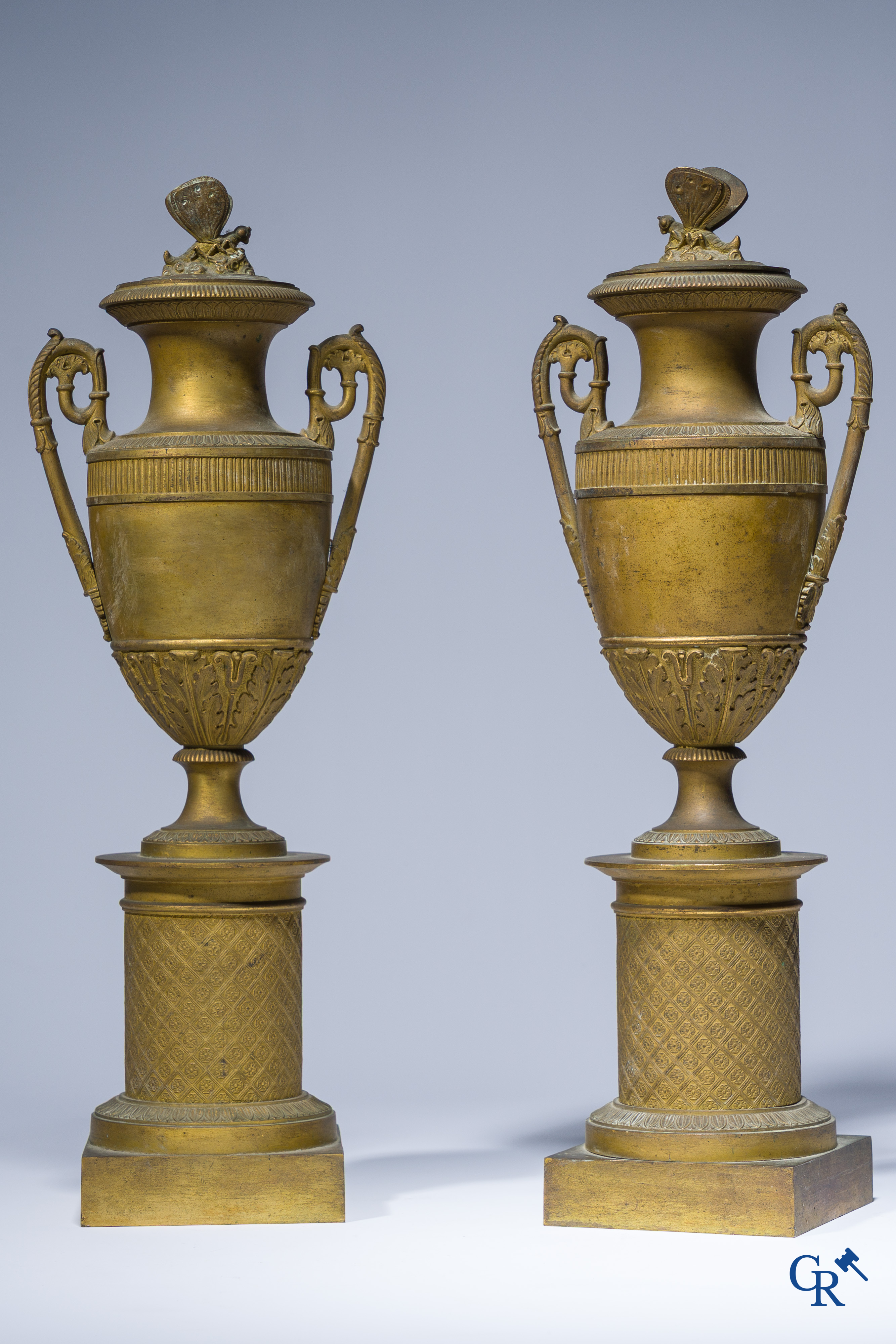 Empire tijdperk, een 3-delige fijn geciseleerde garnituur met cassolettes, Frankrijk circa 1810.