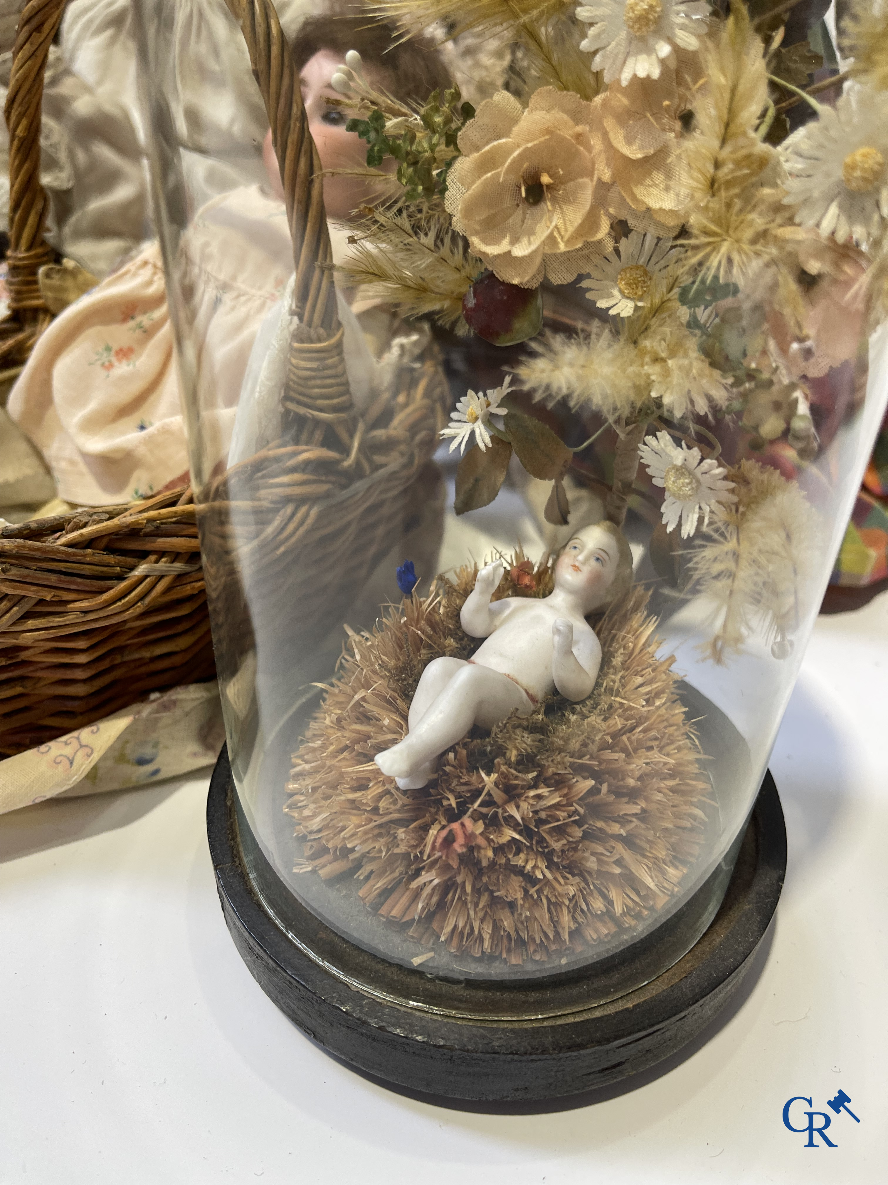 Oud speelgoed, een groot lot met verschillende antieke poppen en verzamelobjecten.