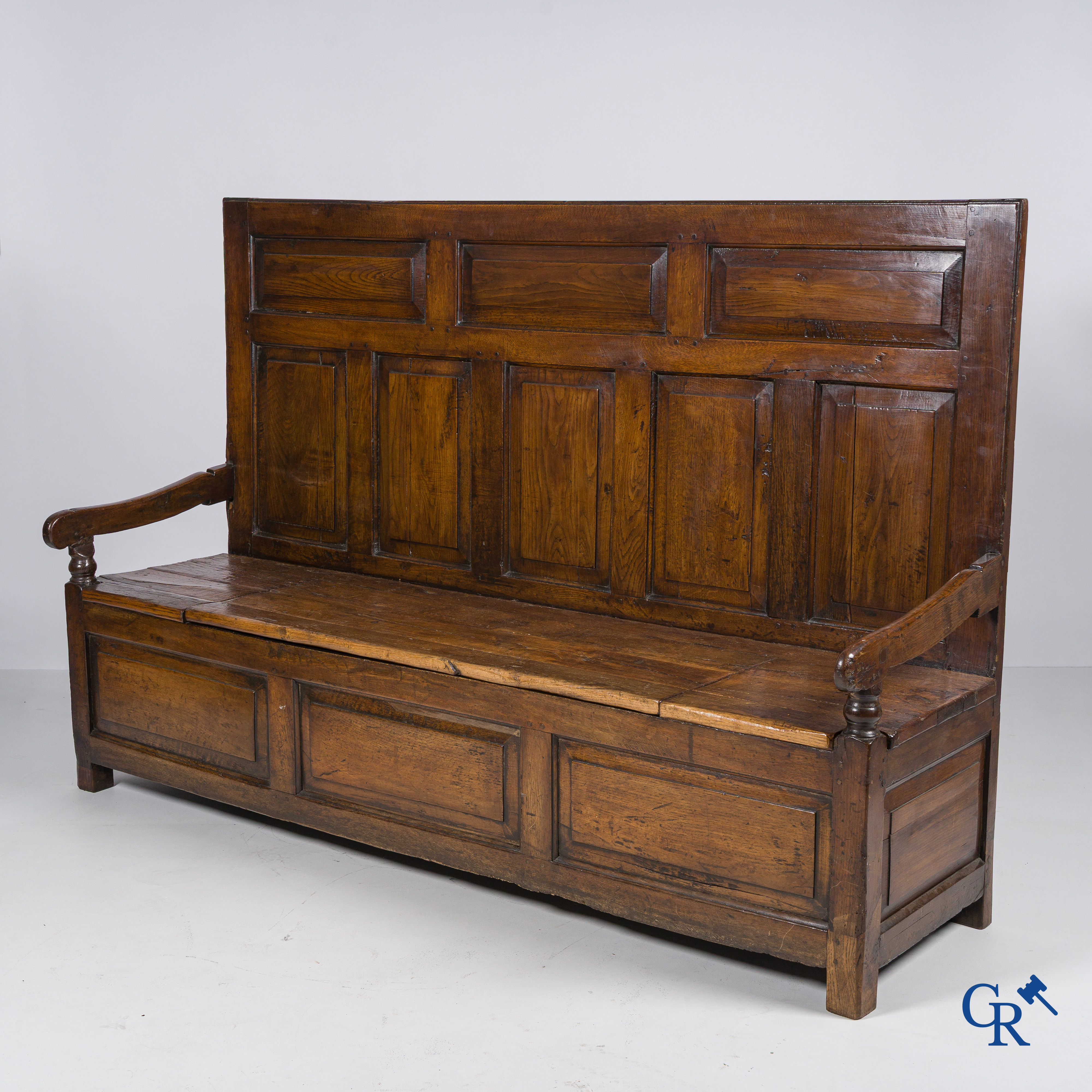 Ancien Banc d'entrée en chêne avec espace de rangement. Belle patine. 18ème siècle.