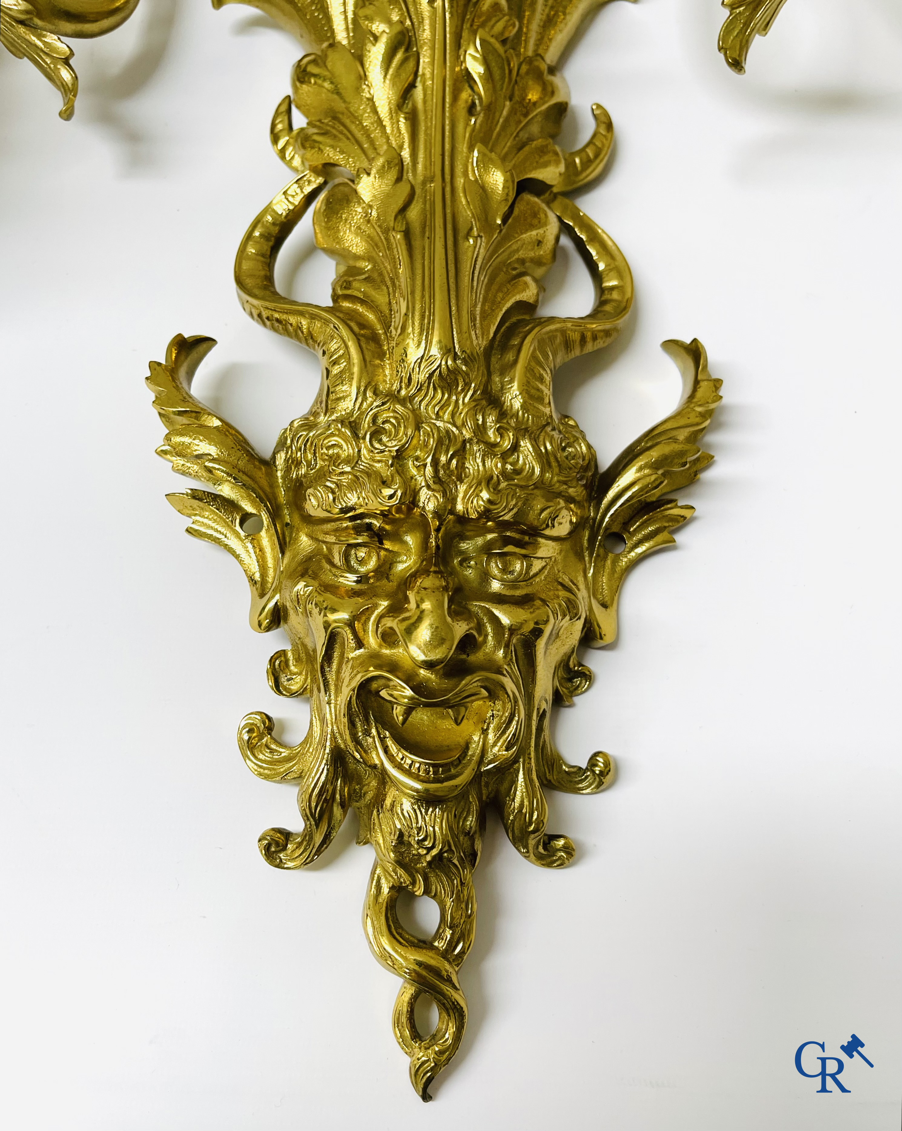 Een paar imposante bronzen wandlichten met telkens 5 lichtpunten en saterhoofden. Napoleon III-stijl.