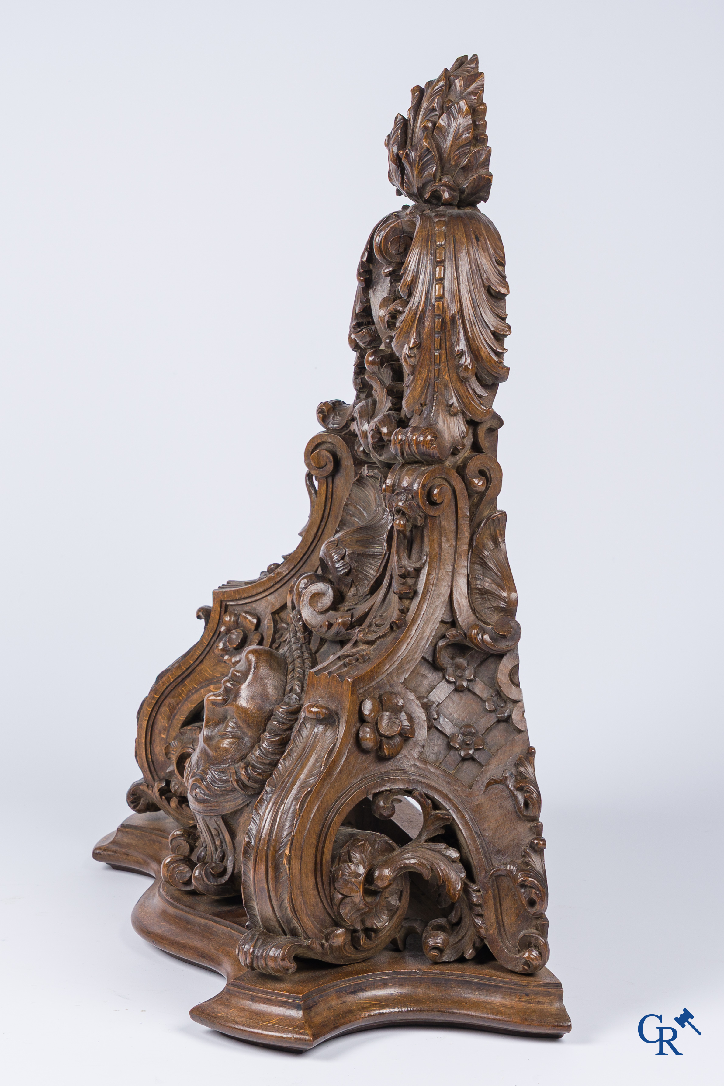 Een rijkelijk gesculpteerde Renaissance-stijl muurconsole in notelaar. 19e eeuw.