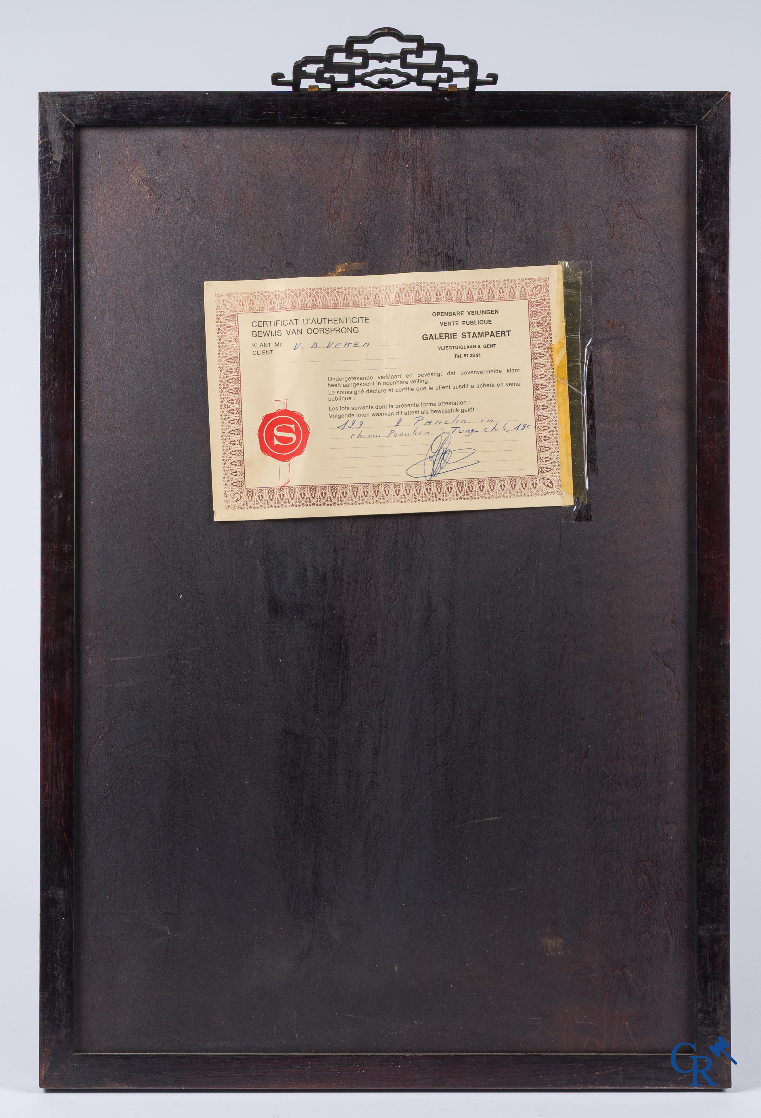 Aziatica. een grote Chinese porseleinen qianjang cai plakket. Gesigneerd. Met oud label van Galerie Stampaert te Gent.