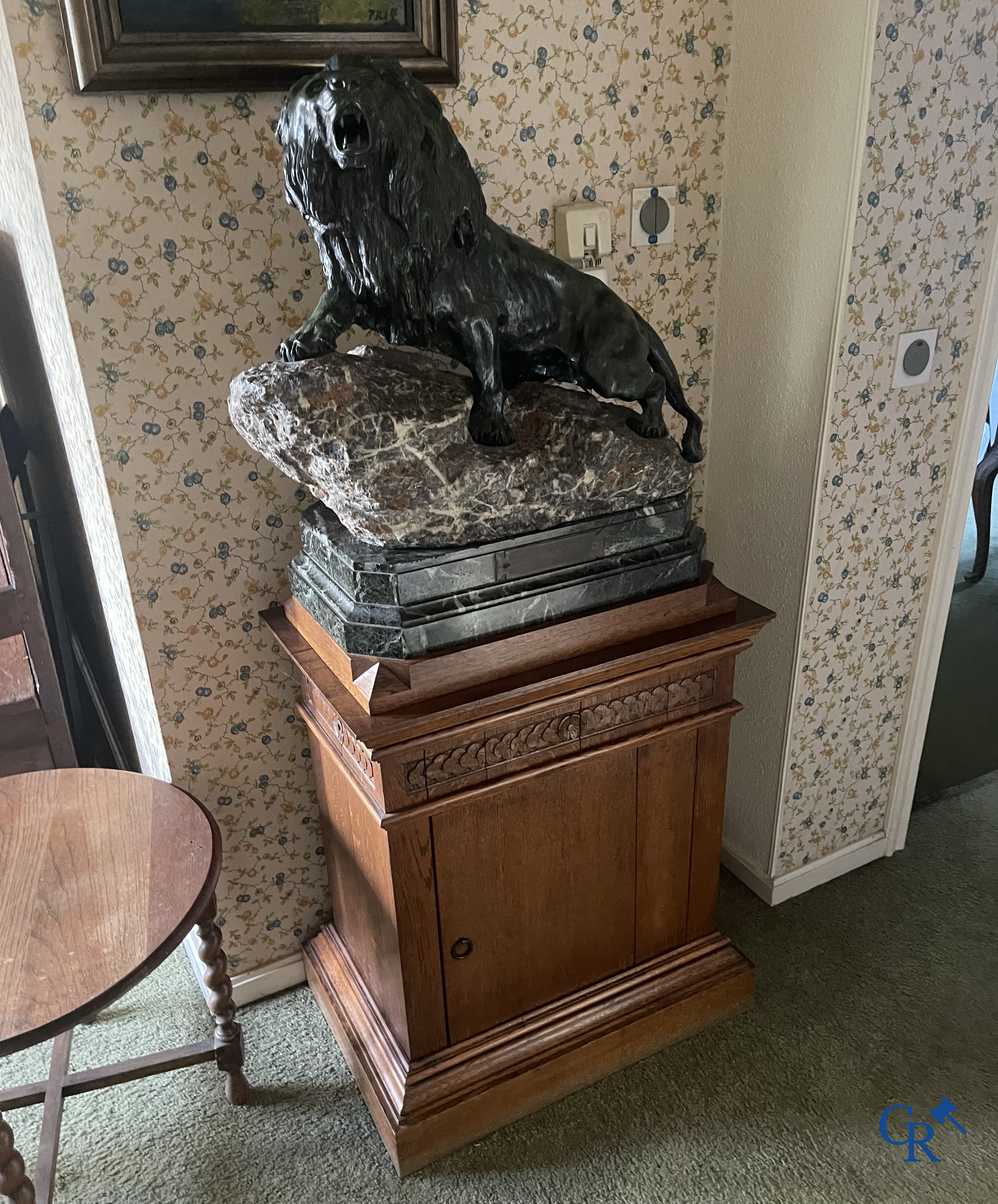 Thomas François Cartier (1879-1936) "Brullende leeuw" Imposante groep in brons en gesteente op een houten sokkel.