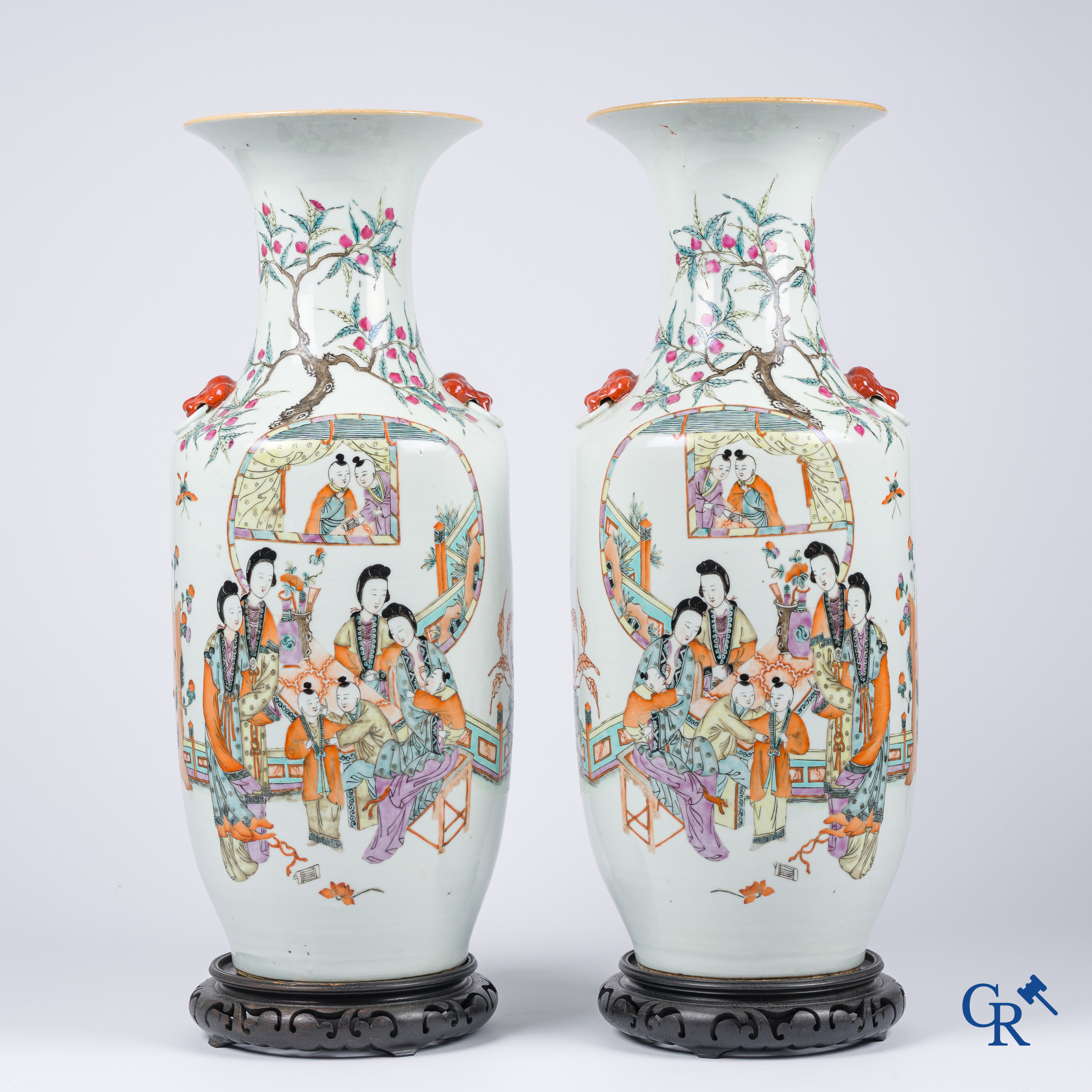 Aziatica, Chinees porselein. Een paar Chinese famille rose vazen met personages. 19de eeuw.