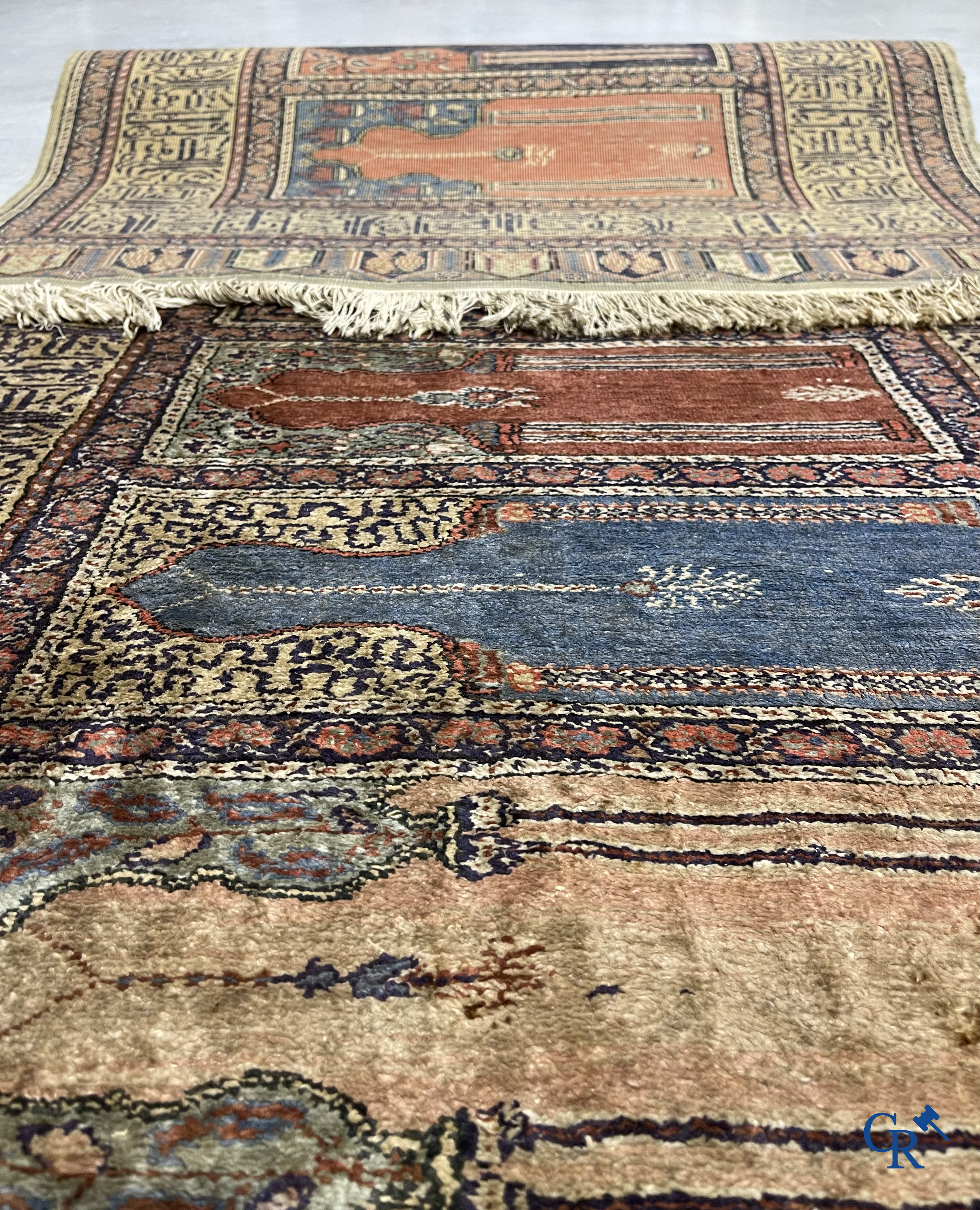 Oosterse tapijten, een antiek handgeknoopt oosters tapijt.