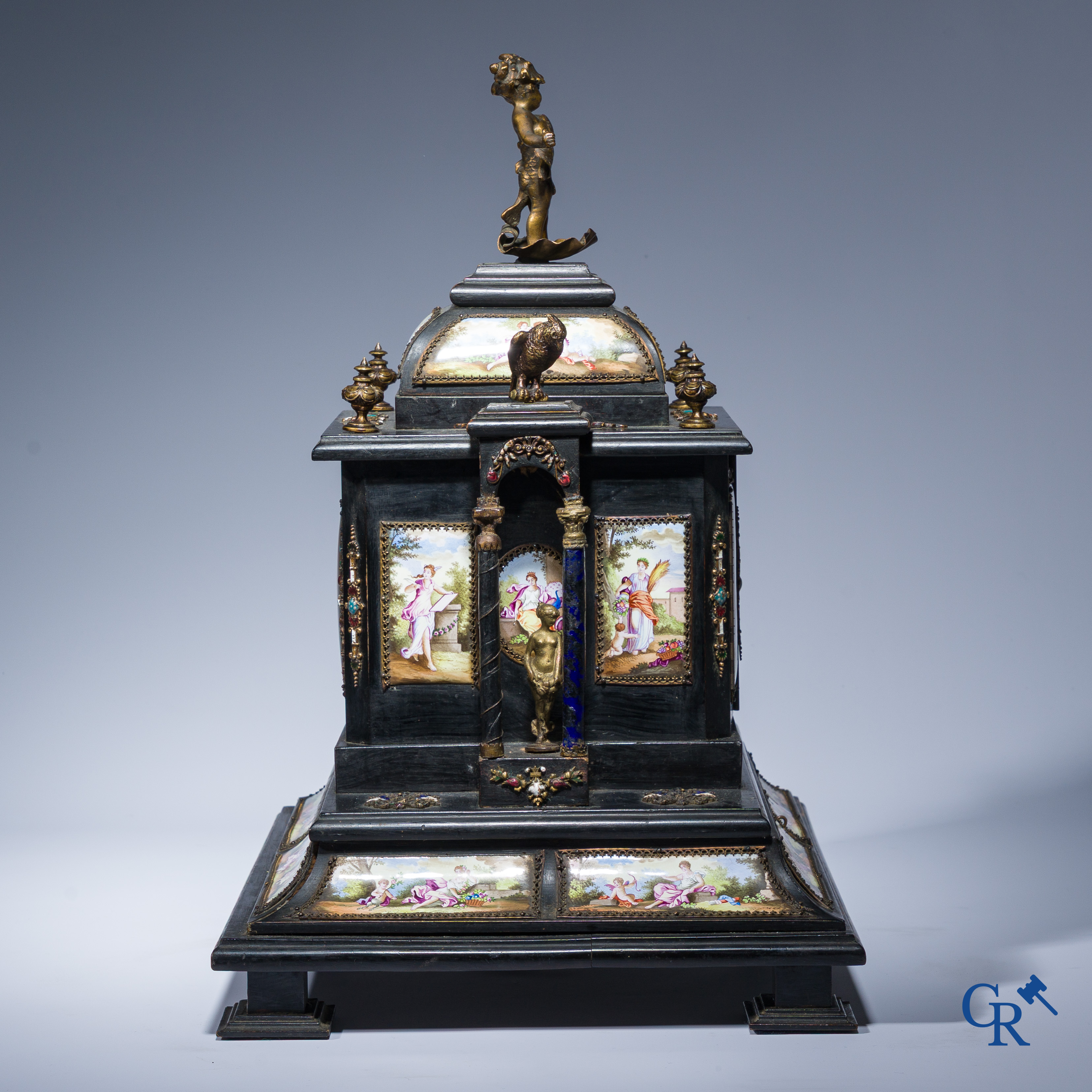 Een Weens geëmailleerd tafel kabinet in ebbenhout met laden en bronsbeslag. 19e eeuw.