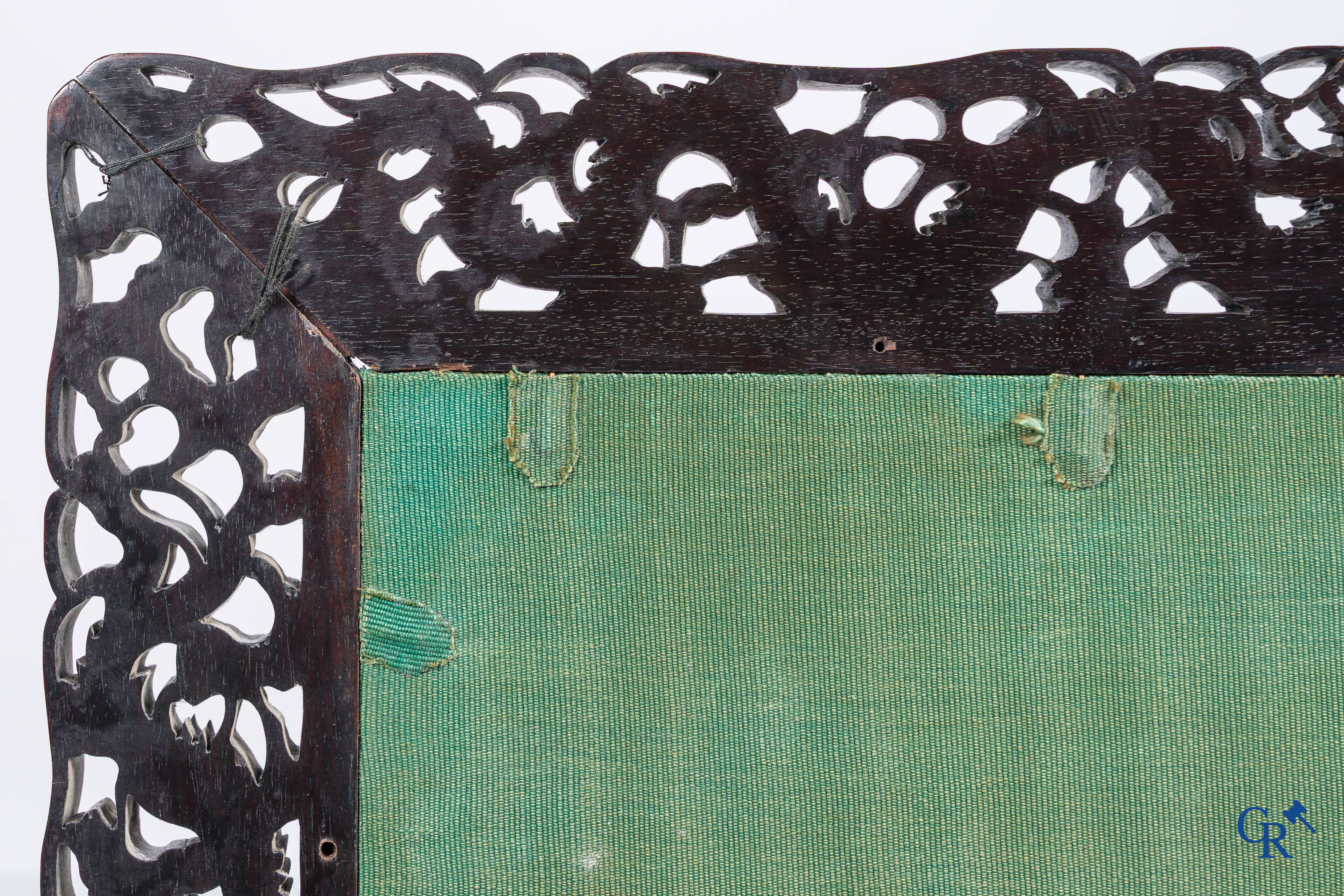 Asian Art, a large mirror in carved Chinese hardwood. 19th century.