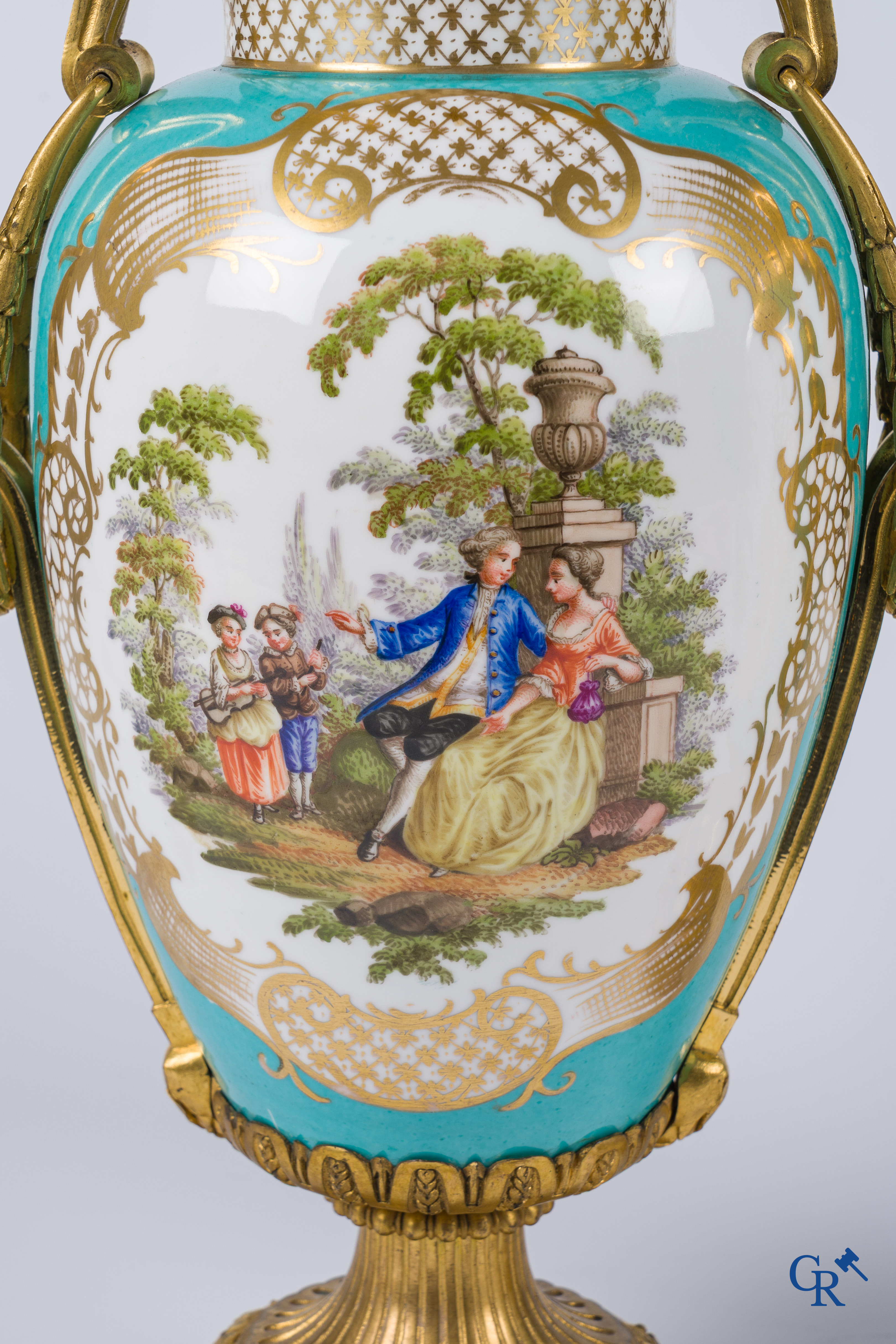 Meissen, een paar vazen met romantische taferelen in porselein en fijn geciseleerde bronzen monturen. LXVI-stijl.