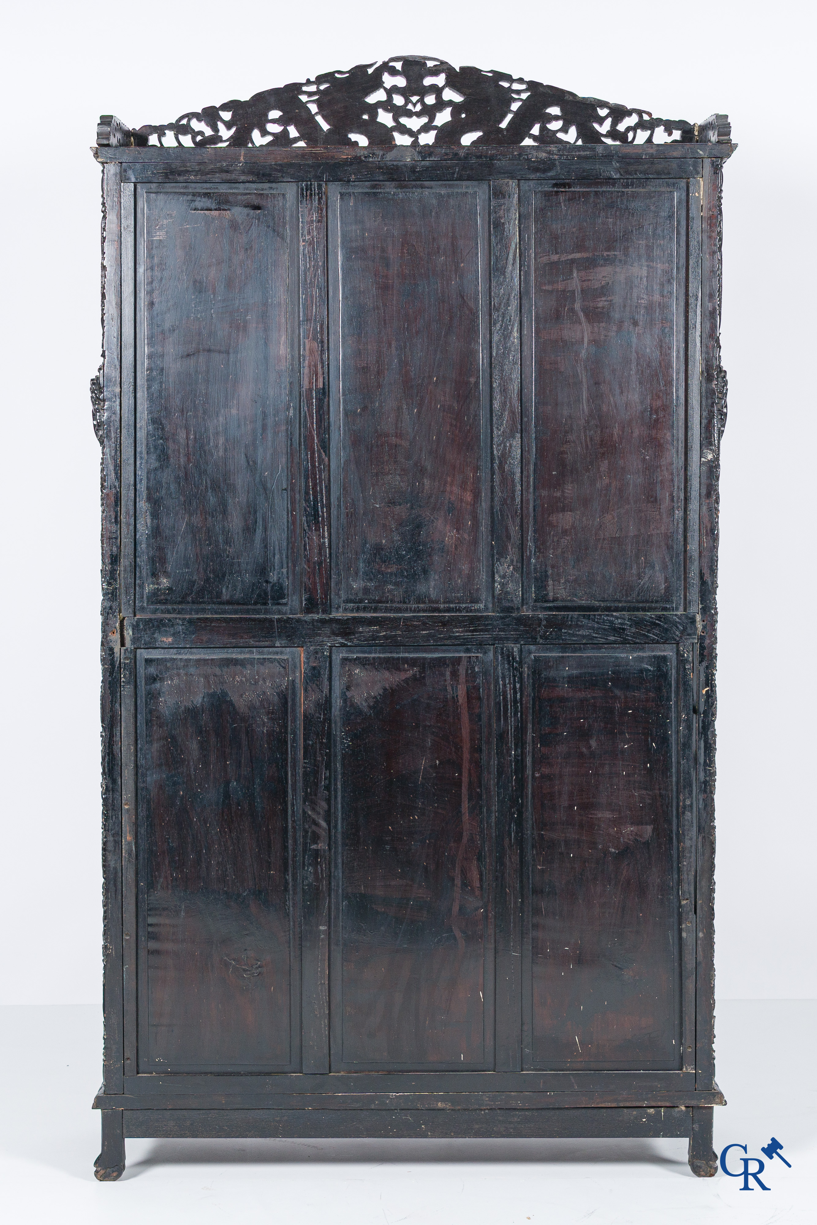 Asian Art, a 2-door display cabinet in finely carved Chinese hardwood. 19th century.