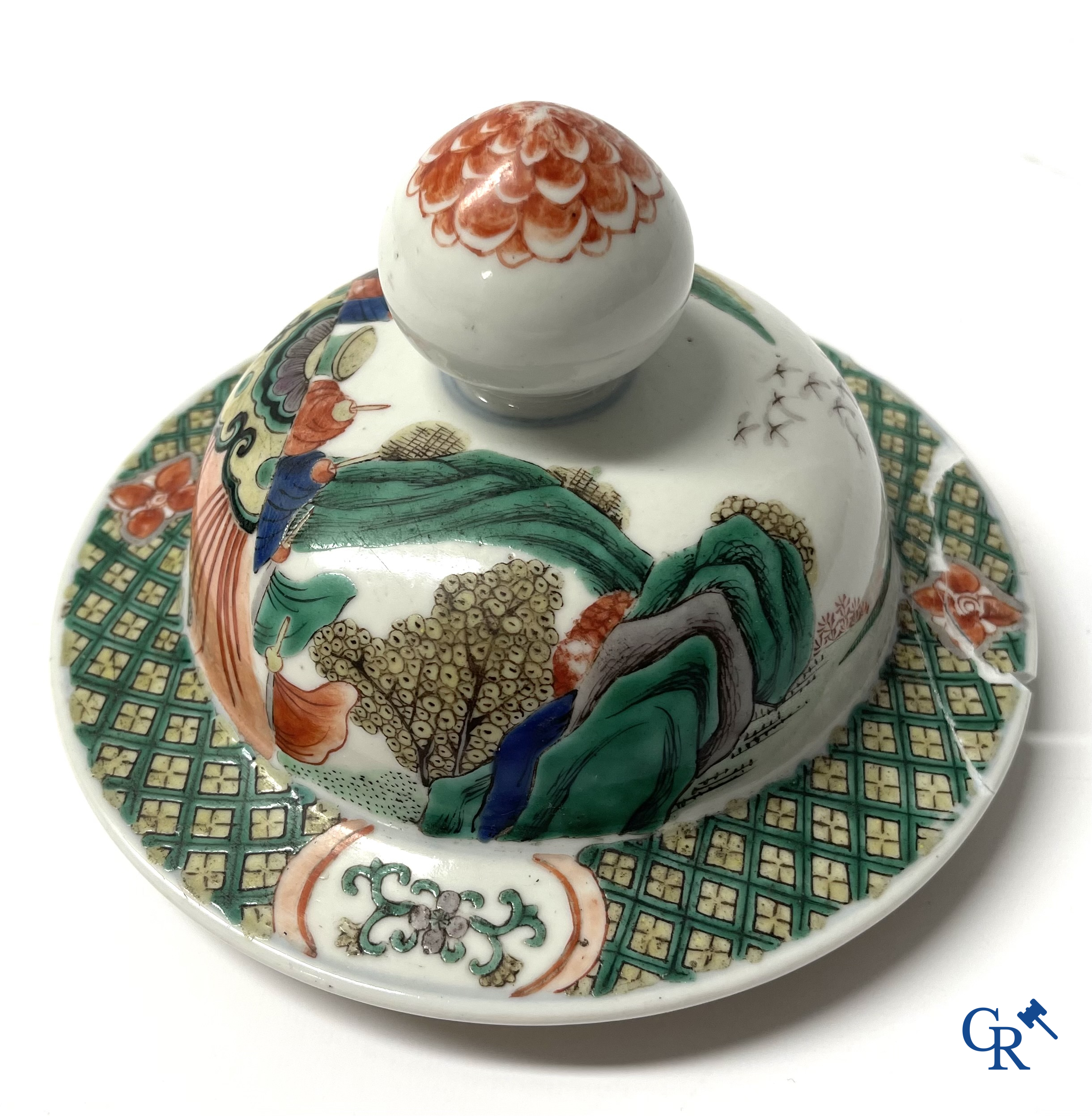 Aziatica, een Chinese famille verte dekselvaas met krijgers en paarden. 19e eeuw.