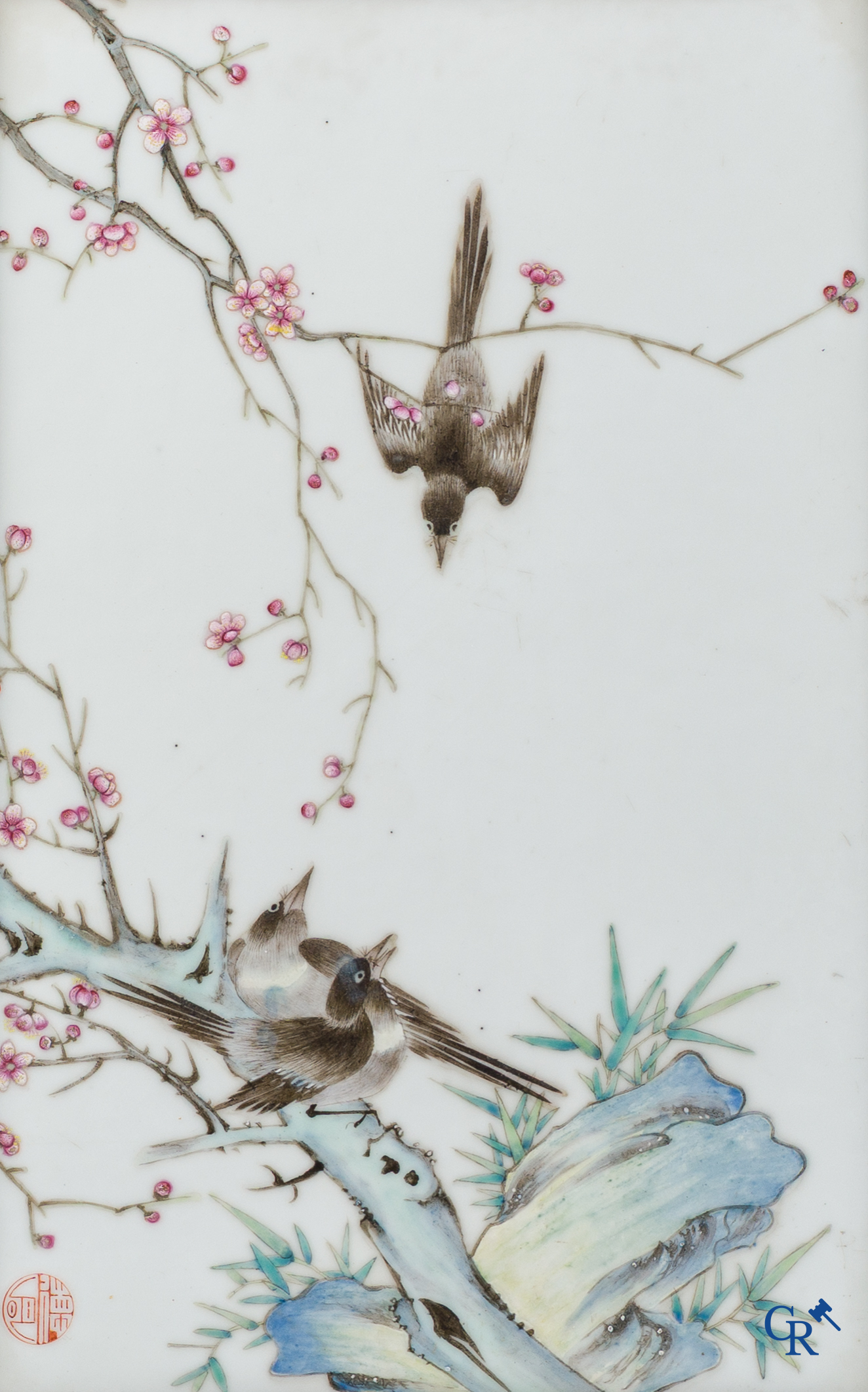 Art Asiatique, Chine. Grand plaque en porcelaine avec des oiseaux et des branches de fleurs. Marqué.