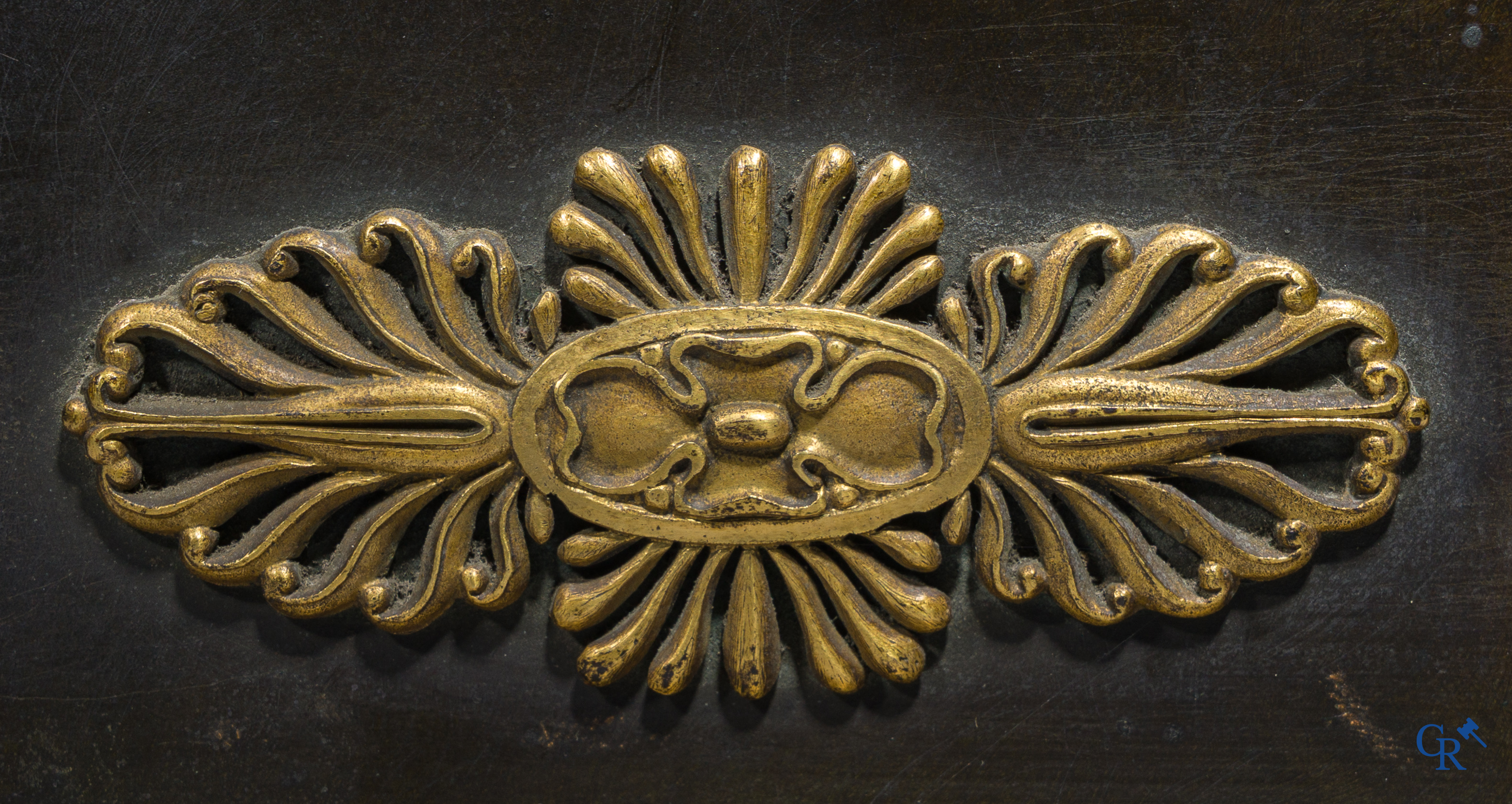 Claude Galle, Rue Vivienne à Paris. Pendule borne "Anacréon" en bronze doré et patiné. Empire, vers 1806.