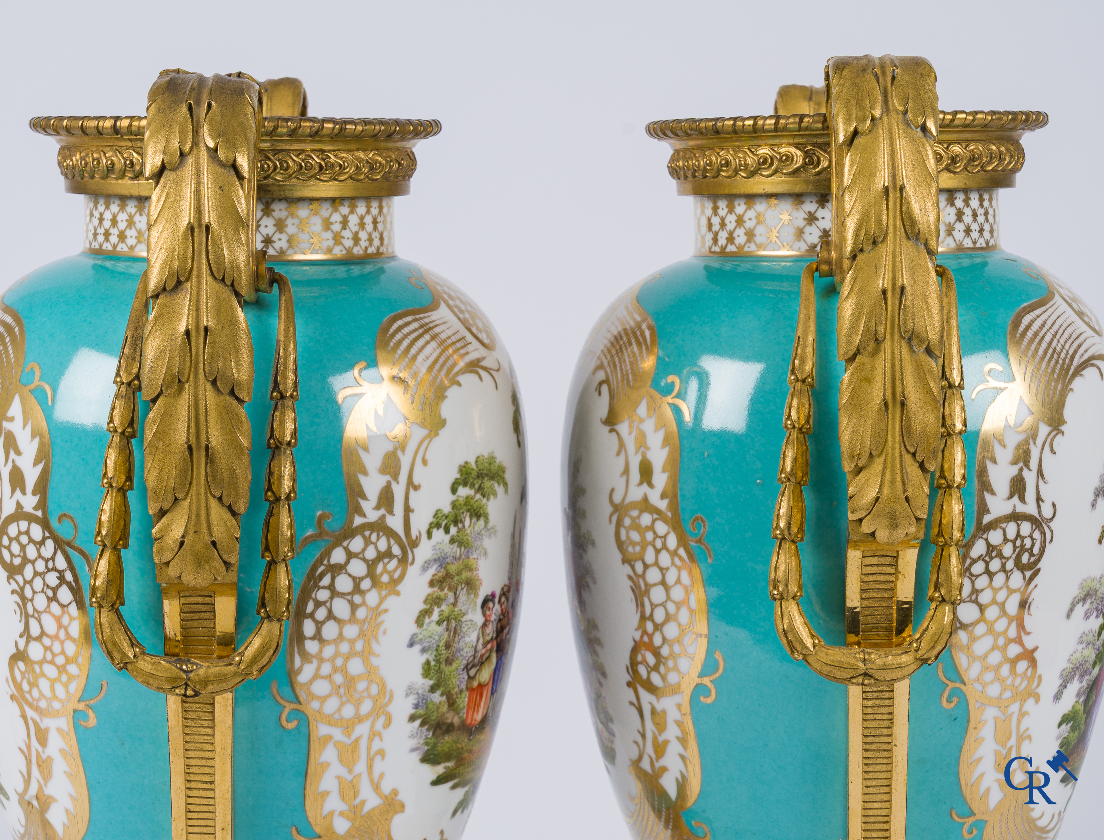 Meissen, een paar vazen met romantische taferelen in porselein en fijn geciseleerde bronzen monturen. LXVI-stijl.