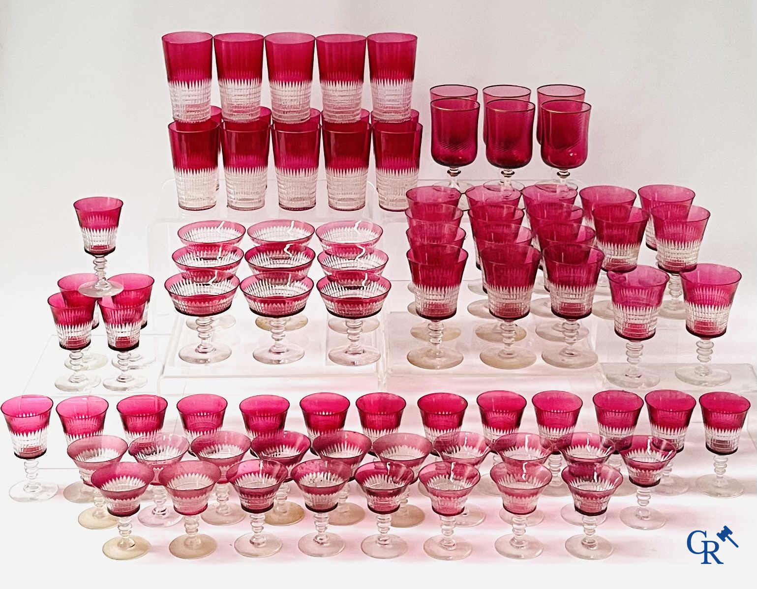 Een uitgebreid servies in rood geslepen kristal, hoogstwaarschijnlijk Val Saint Lambert.