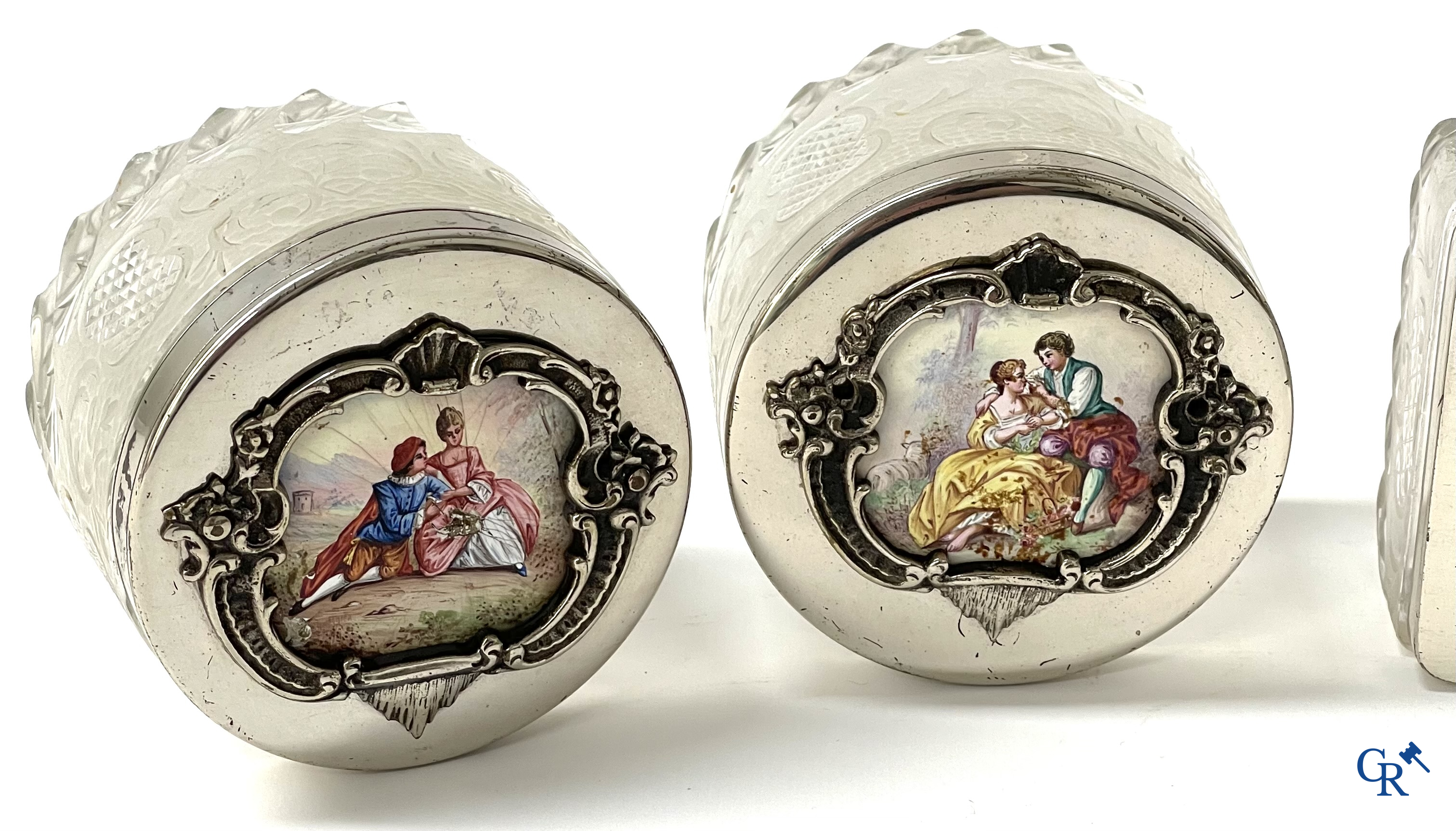 Un ensemble de toilette 7 pièces en métal argenté, cristal finement taillé et plaques émaillées.