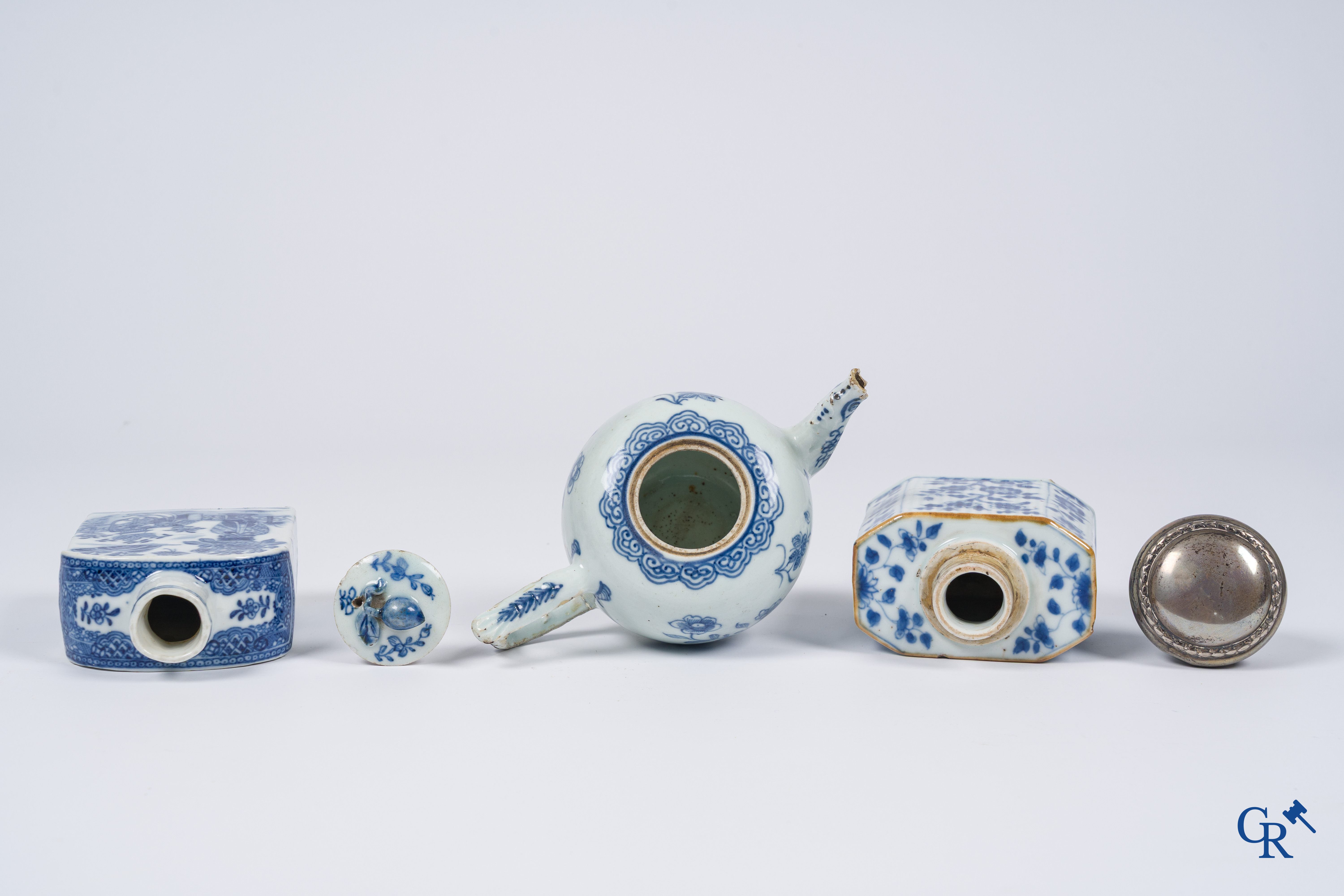 Asian Art, Chinese porcelain, 5 pieces blue and white porcelain. 18th-19th century.