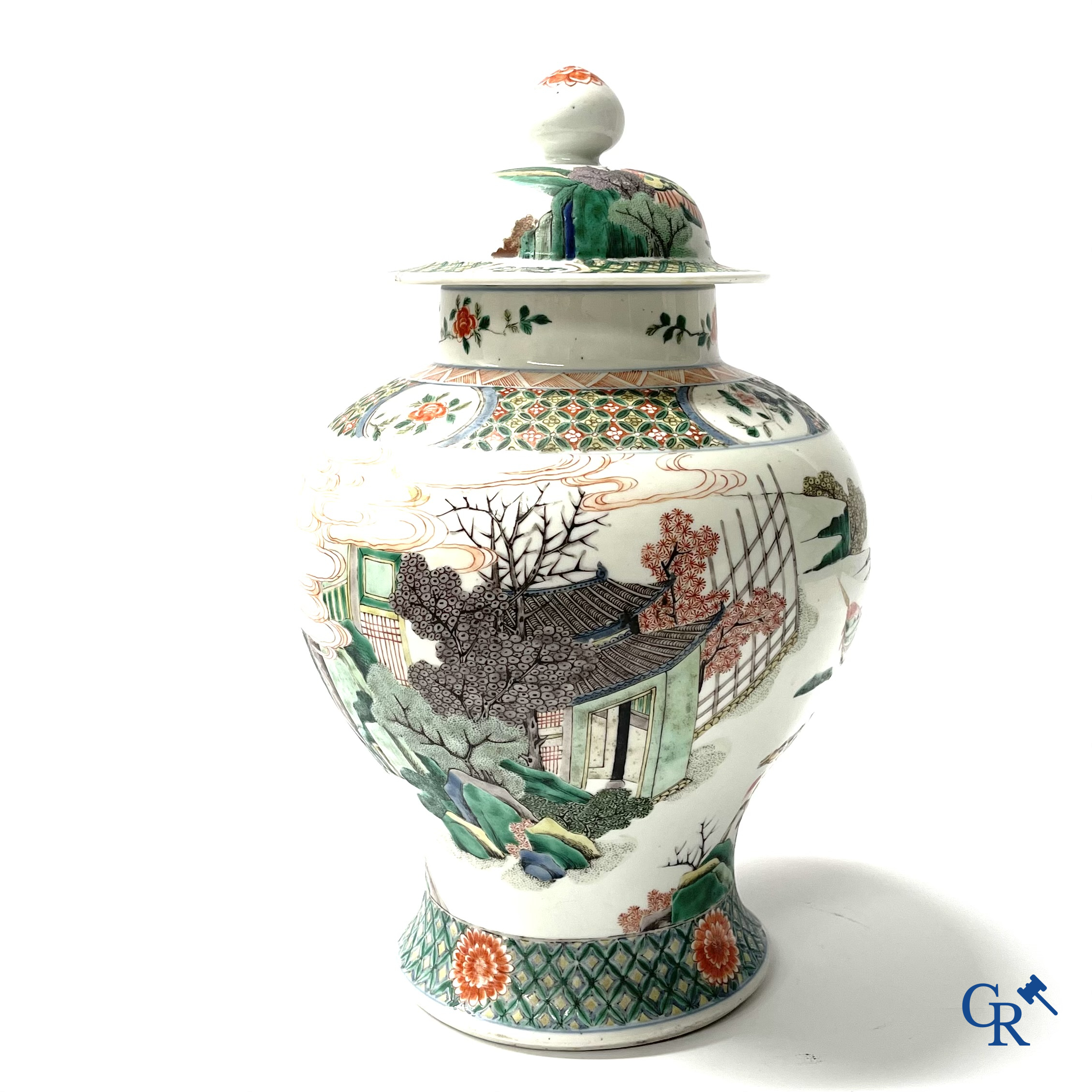 Aziatica, een Chinese famille verte dekselvaas met krijgers en paarden. 19e eeuw.