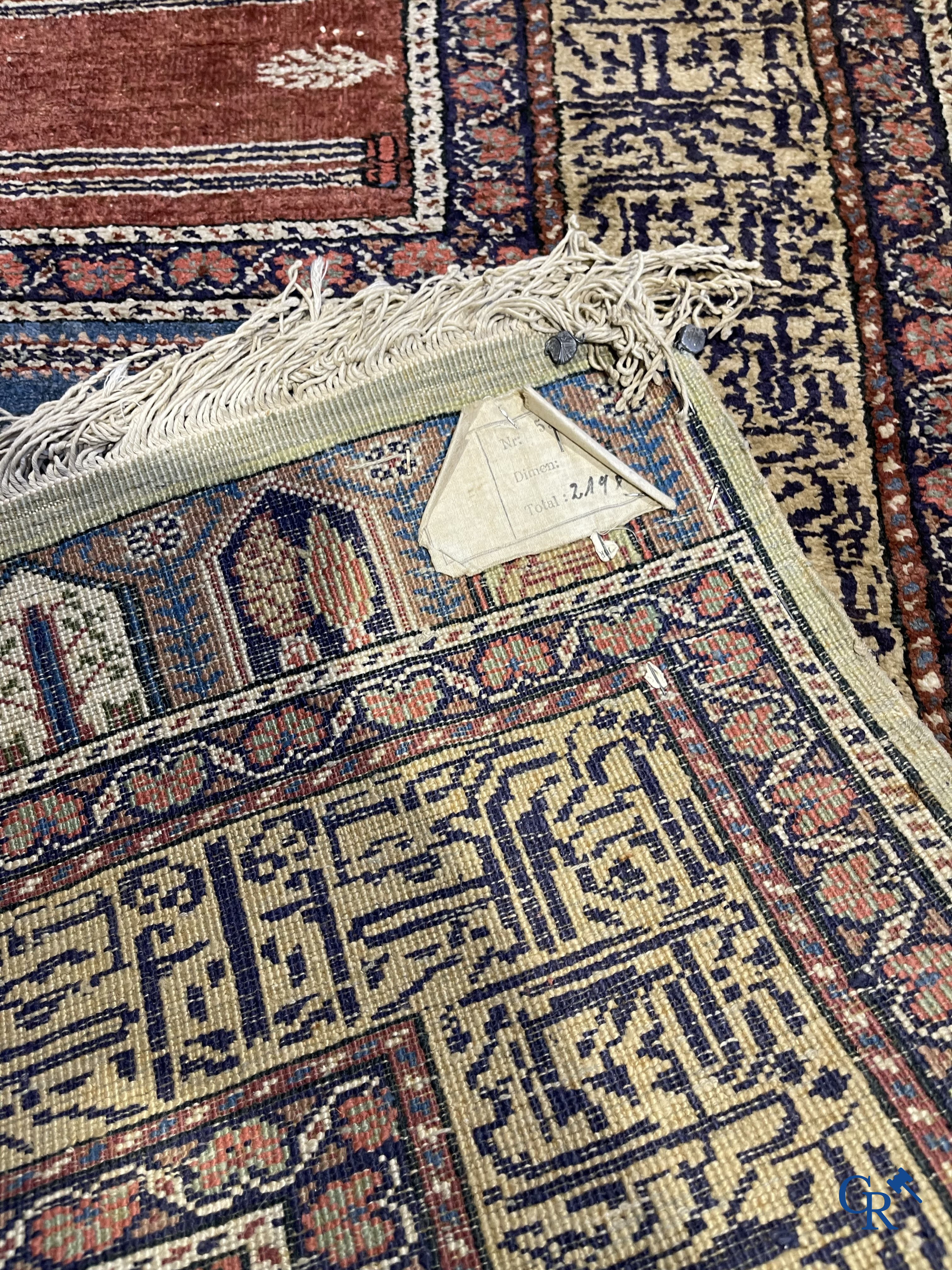 Oosterse tapijten, een antiek handgeknoopt oosters tapijt.