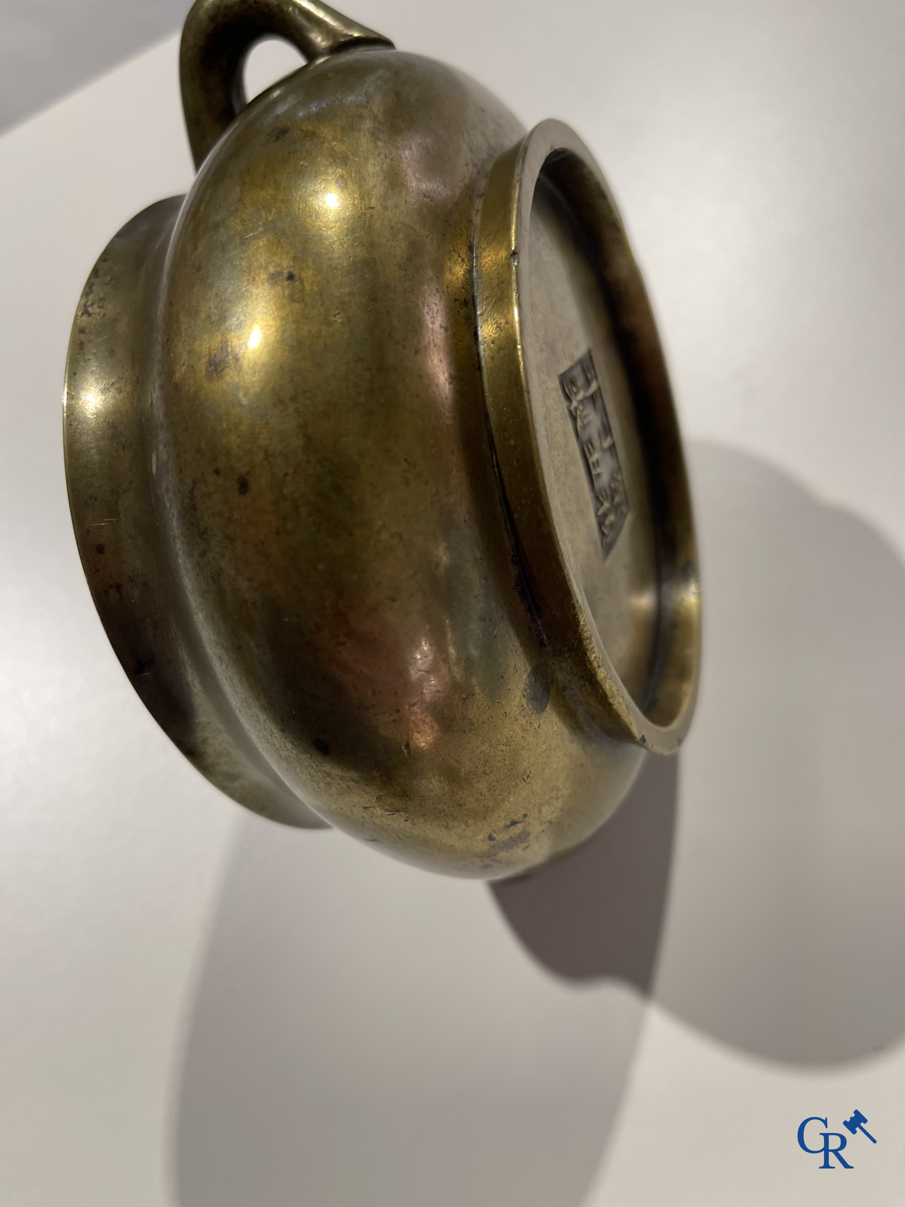 Aziatica, een Chinese bronzen wierookbrander. Chóngzhēn Dīngchǒu nián zhì 崇禎丁丑年製 mark, gedateerd 1637.