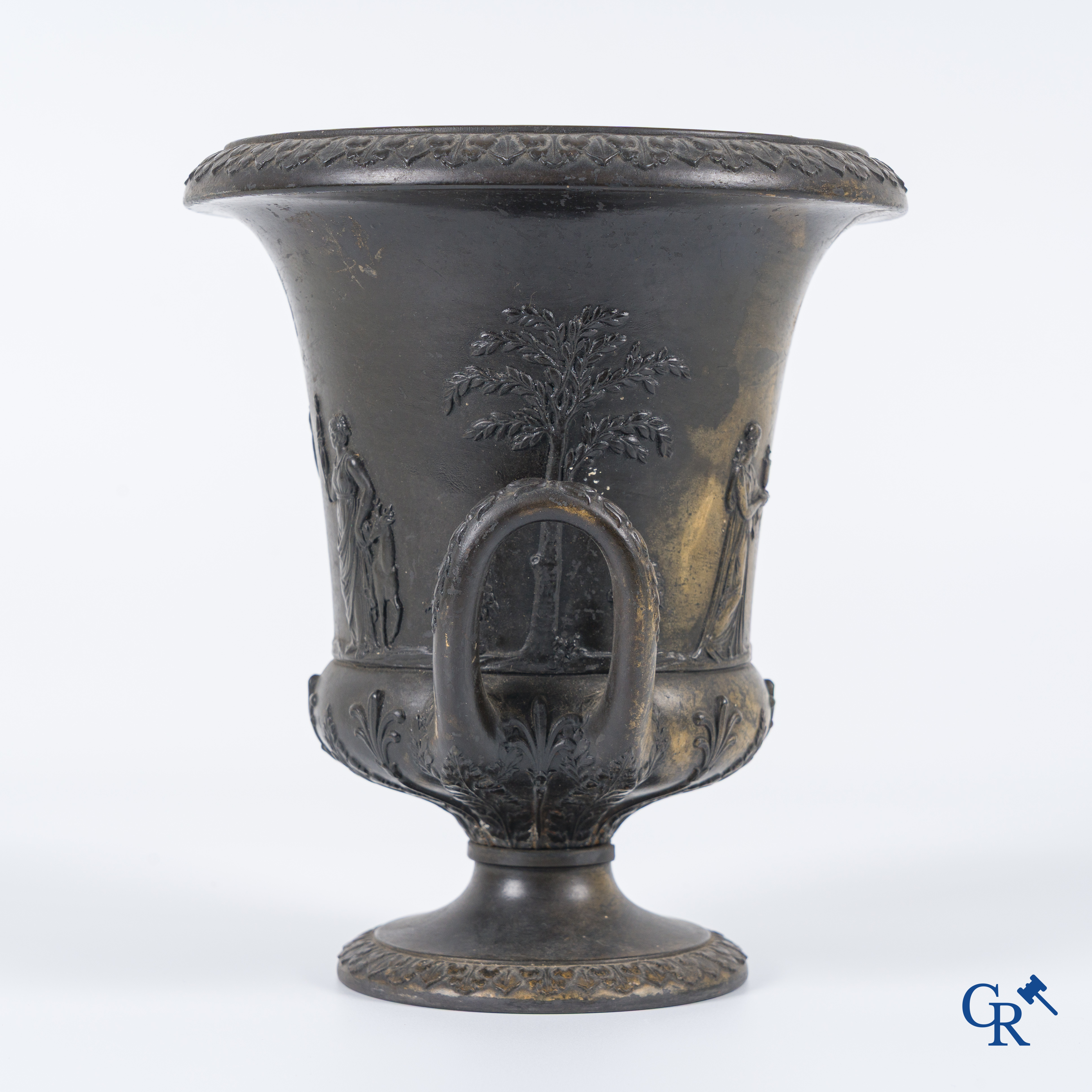 Wedgwood, een laat 18e eeuwse Medici vaas in zwarte basalt.