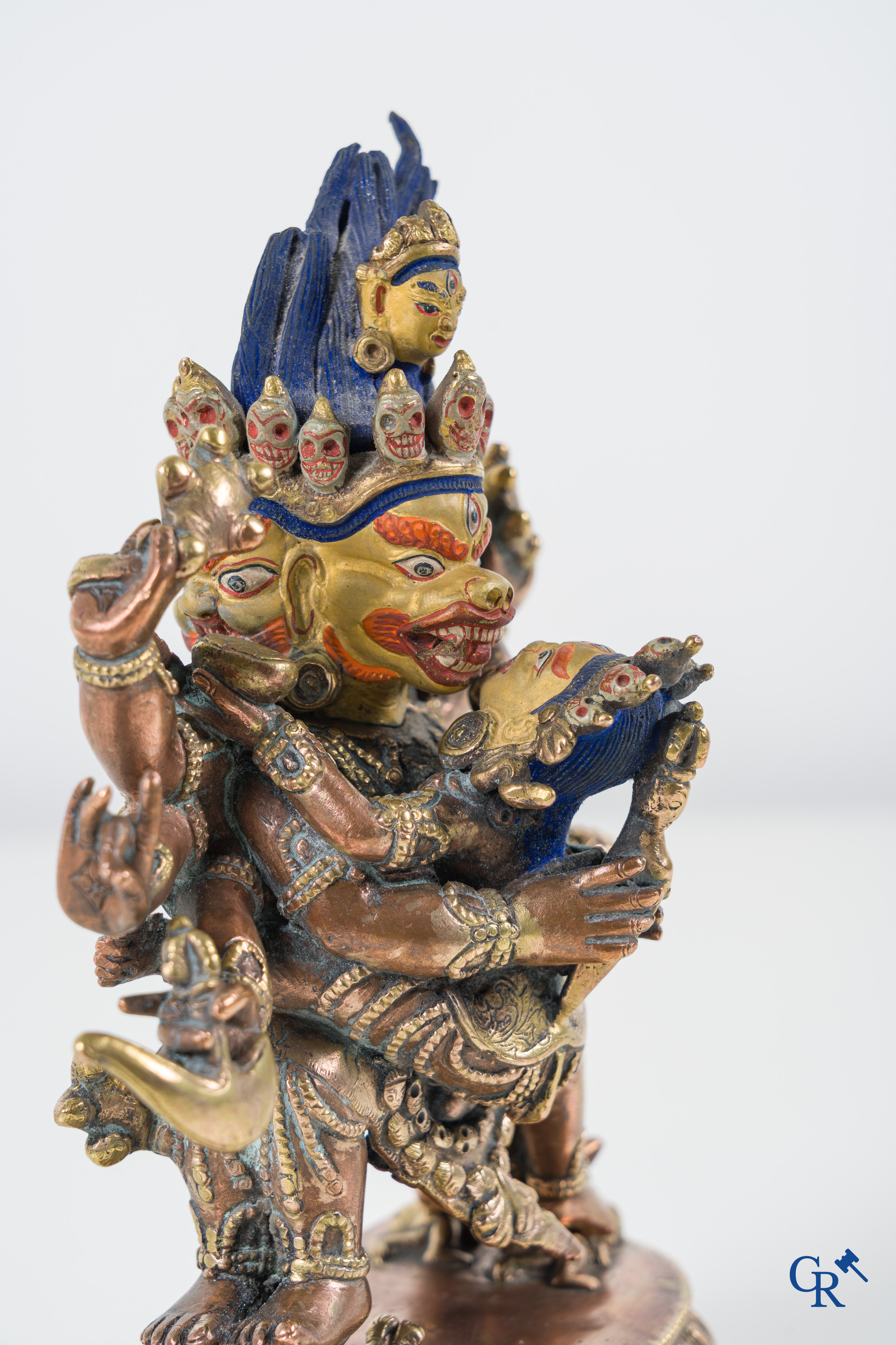 Aziatica, Een Sino-Tibetaanse verguld bronzen figuur van Mahakala. 19e-20ste eeuw.