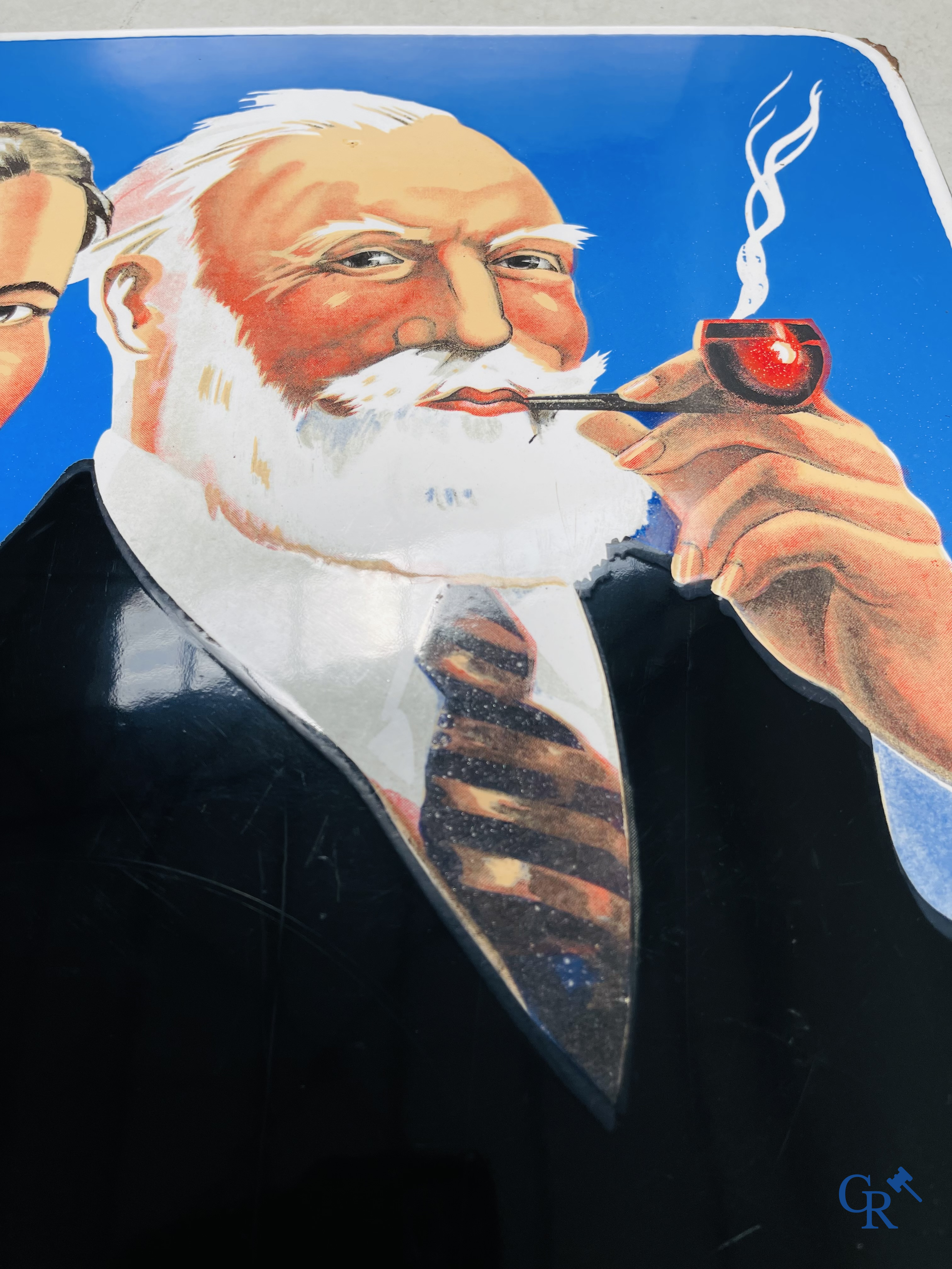 AJJA, Emaille reclamebord voor de tabakswaren van AJJA. Emaillerie Odon Warland. T.P. Bruxelles 1951.