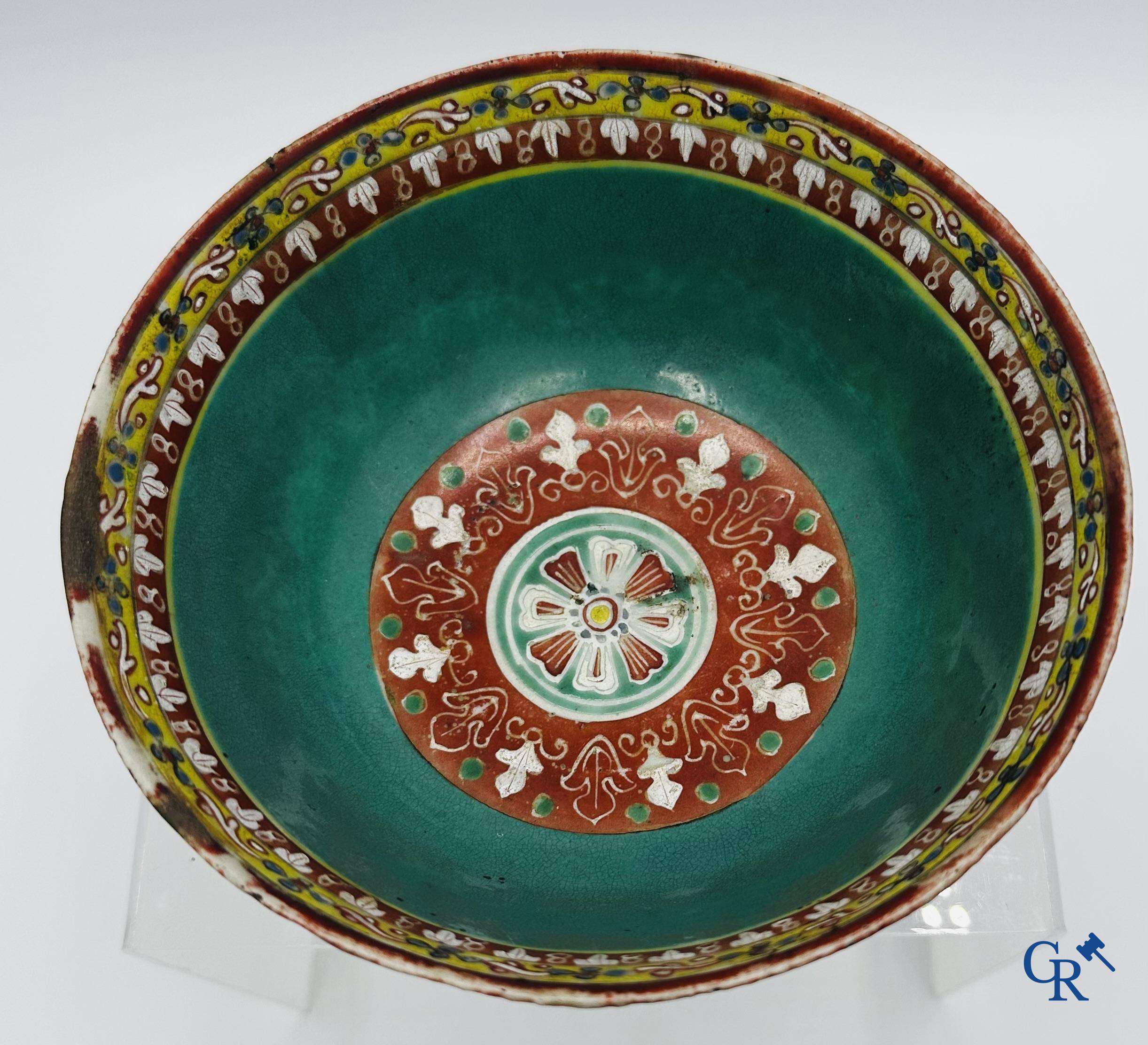 Un bol Chinois en porcelaine Bencharong. 19ème siècle.