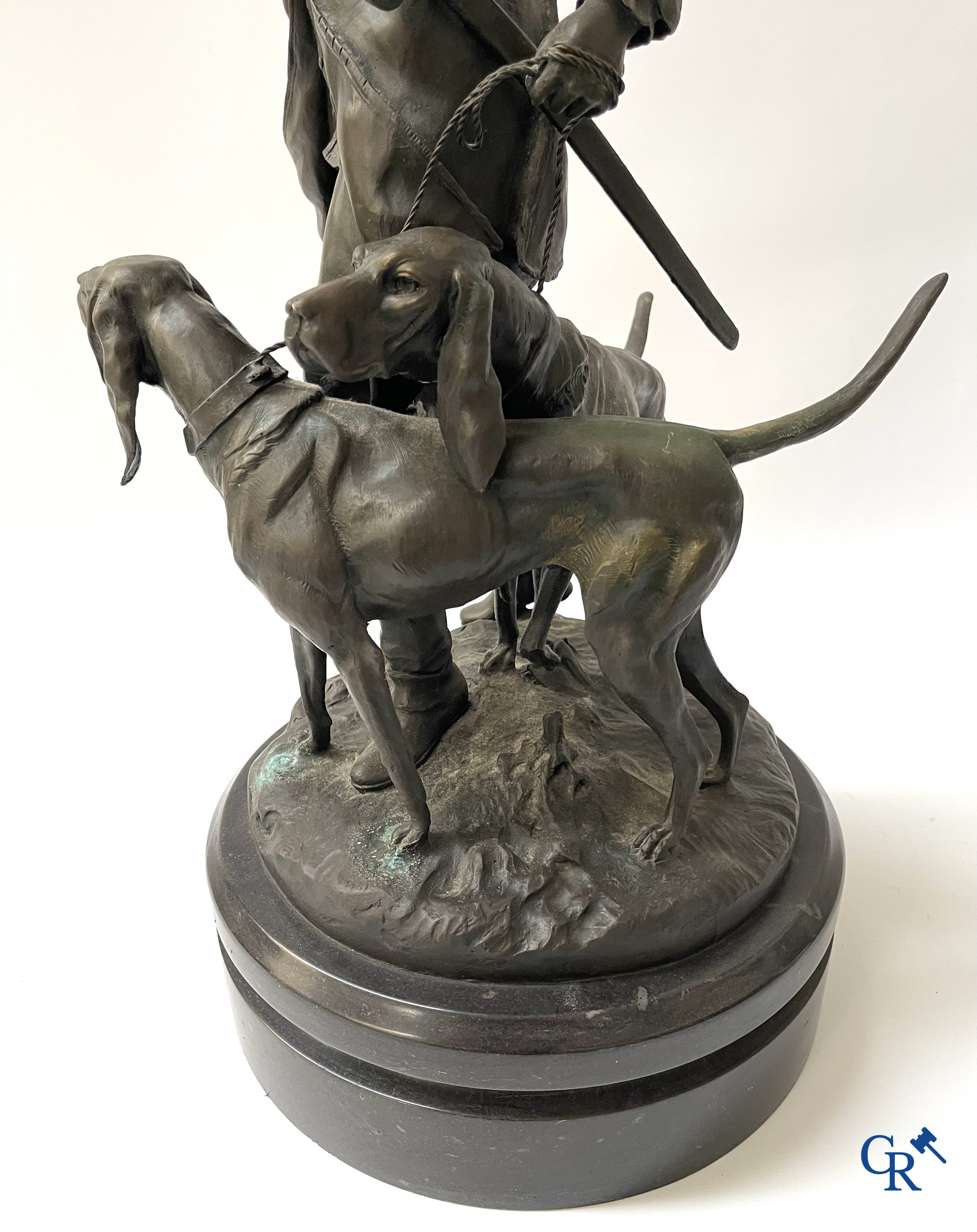 Piqueur au Relais, after Hippolyte Moreau and Prosper Lecourtier. Posthumous bronze on a black marble base. 20th century.