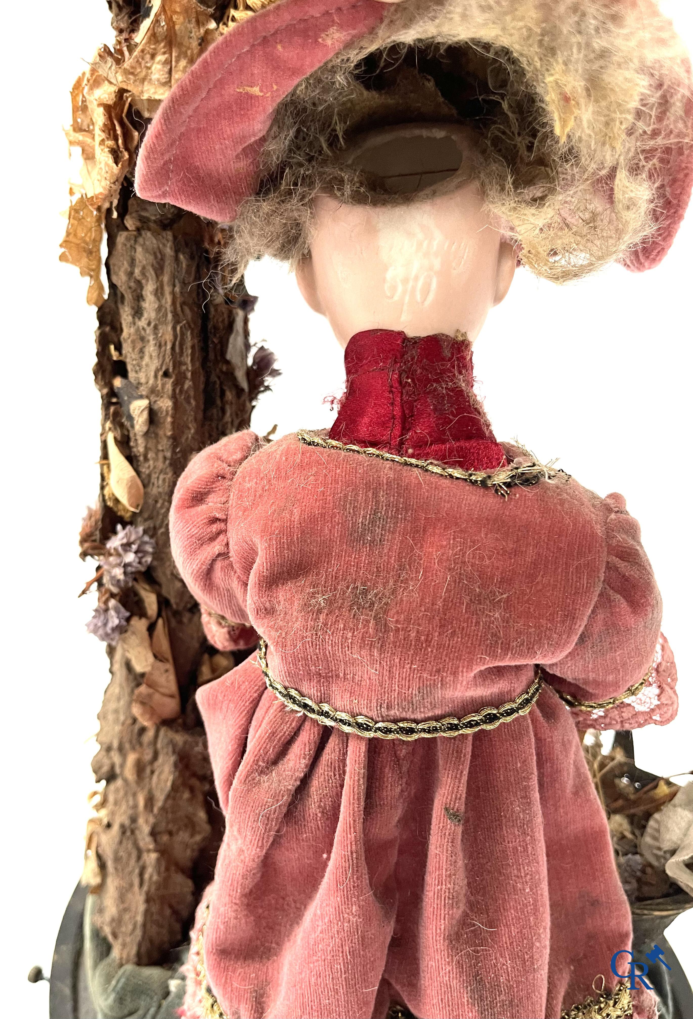 An automaton in the manner of Phalibois, with music, moving head in porcelain and moving hands. Around 1900.