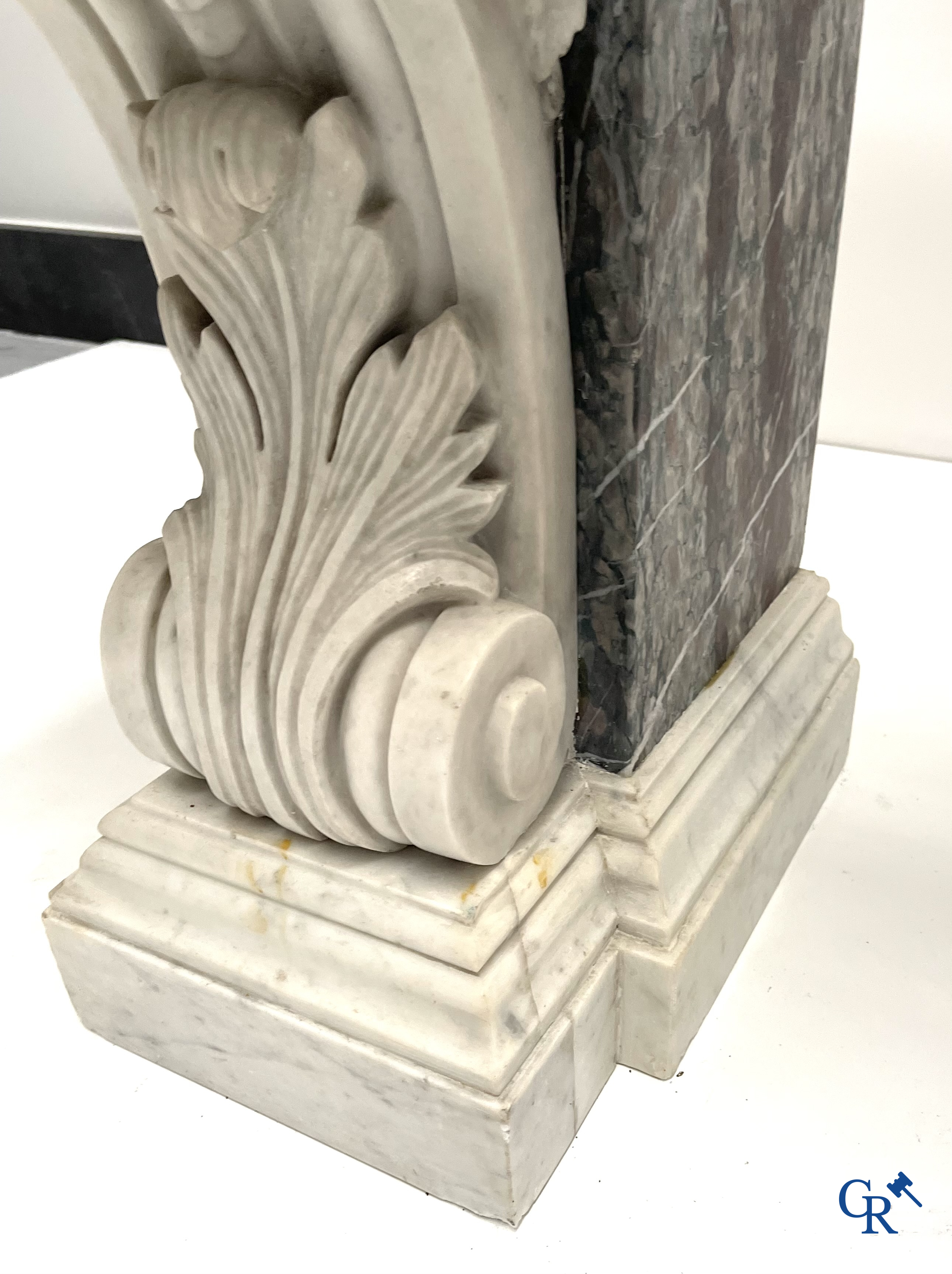 An imposing wall console in multiple types of marble. 19th century.