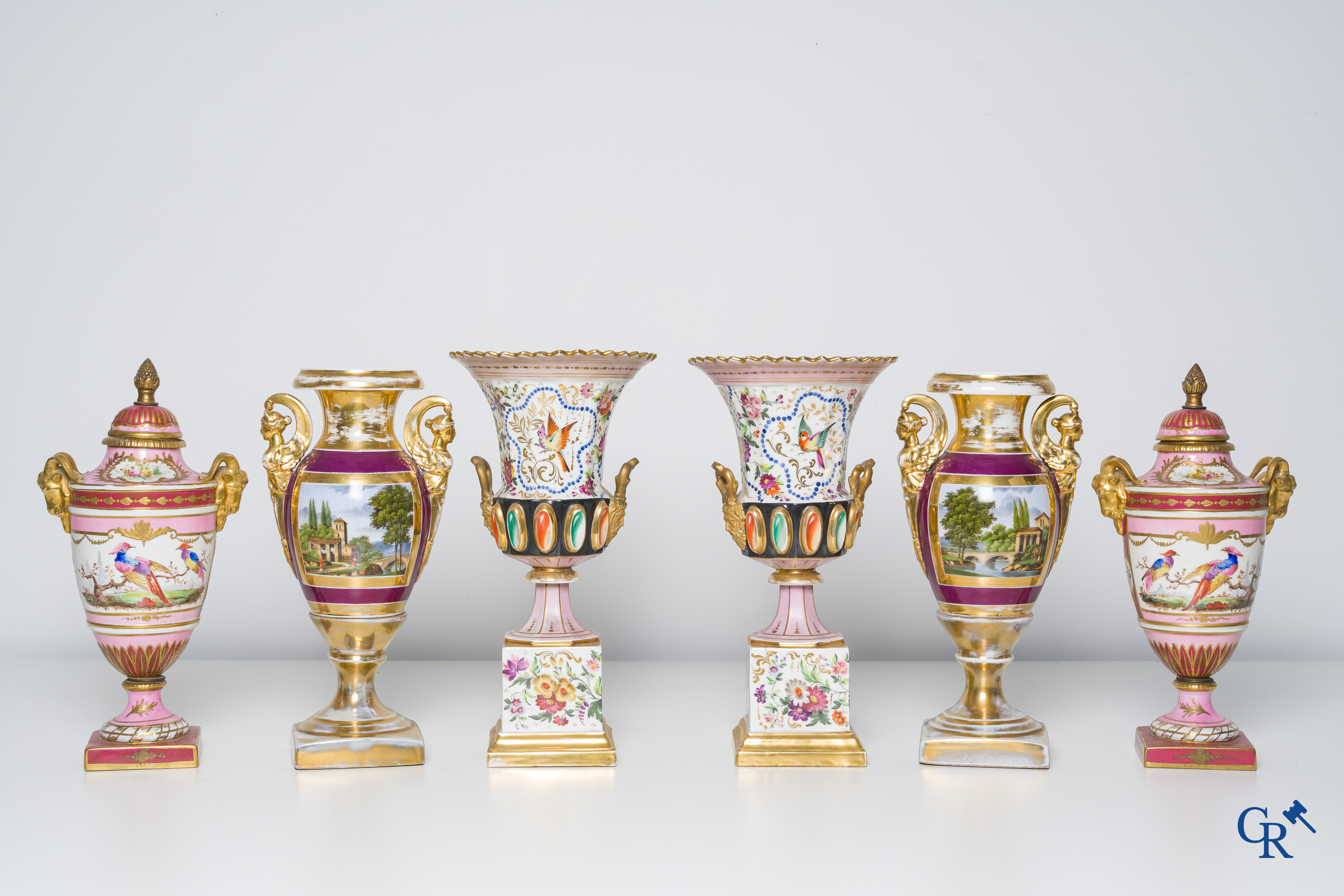 Europees porselein, een kavel van 3 paar empire vazen.