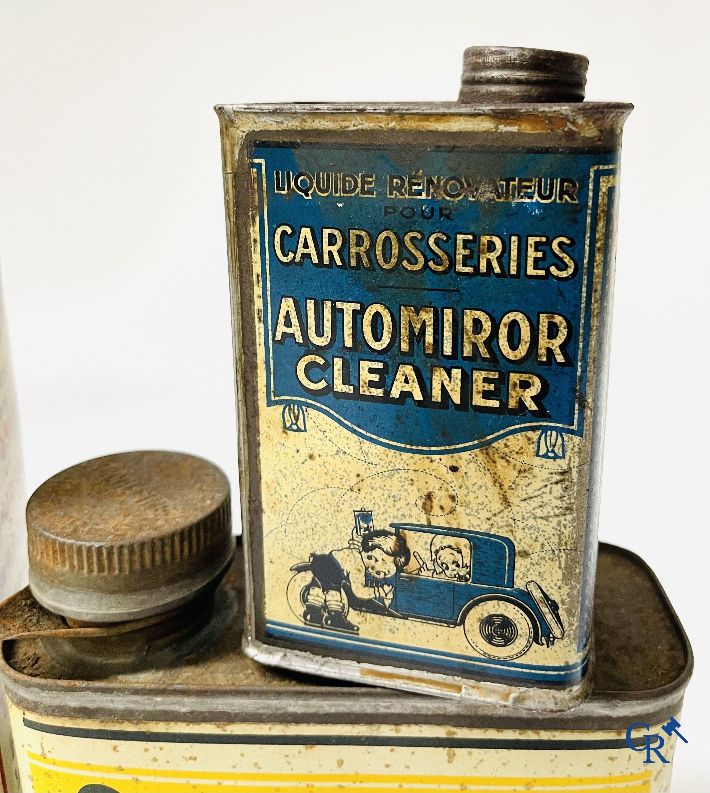 Een kavel van diverse olieblikken en andere i.v.m. auto's en bromfietsen. Jaren '30 en later.