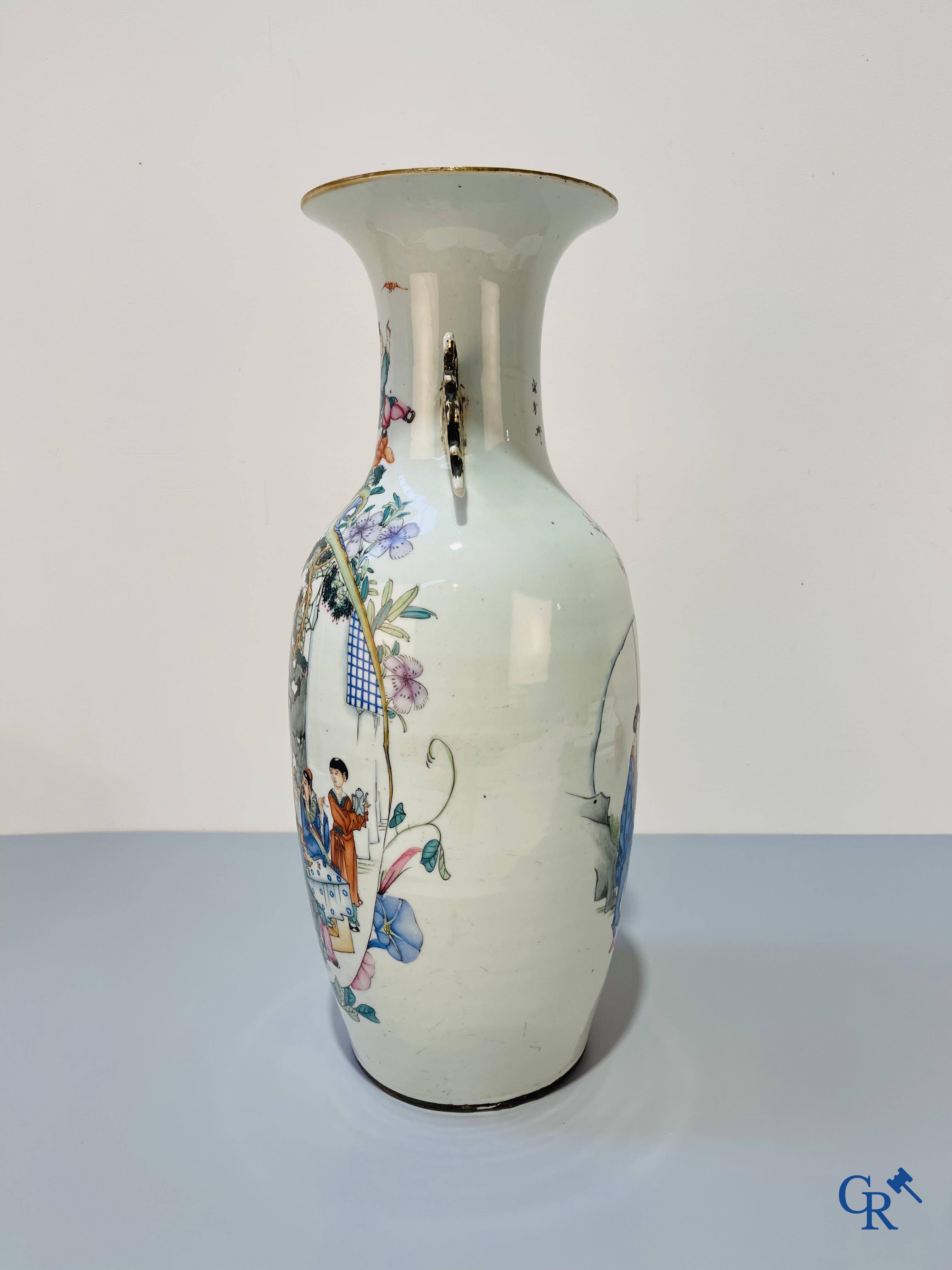 Art Asiatique, porcelaine chinoise, un vase chinois à double décor avec des sages. Période République.