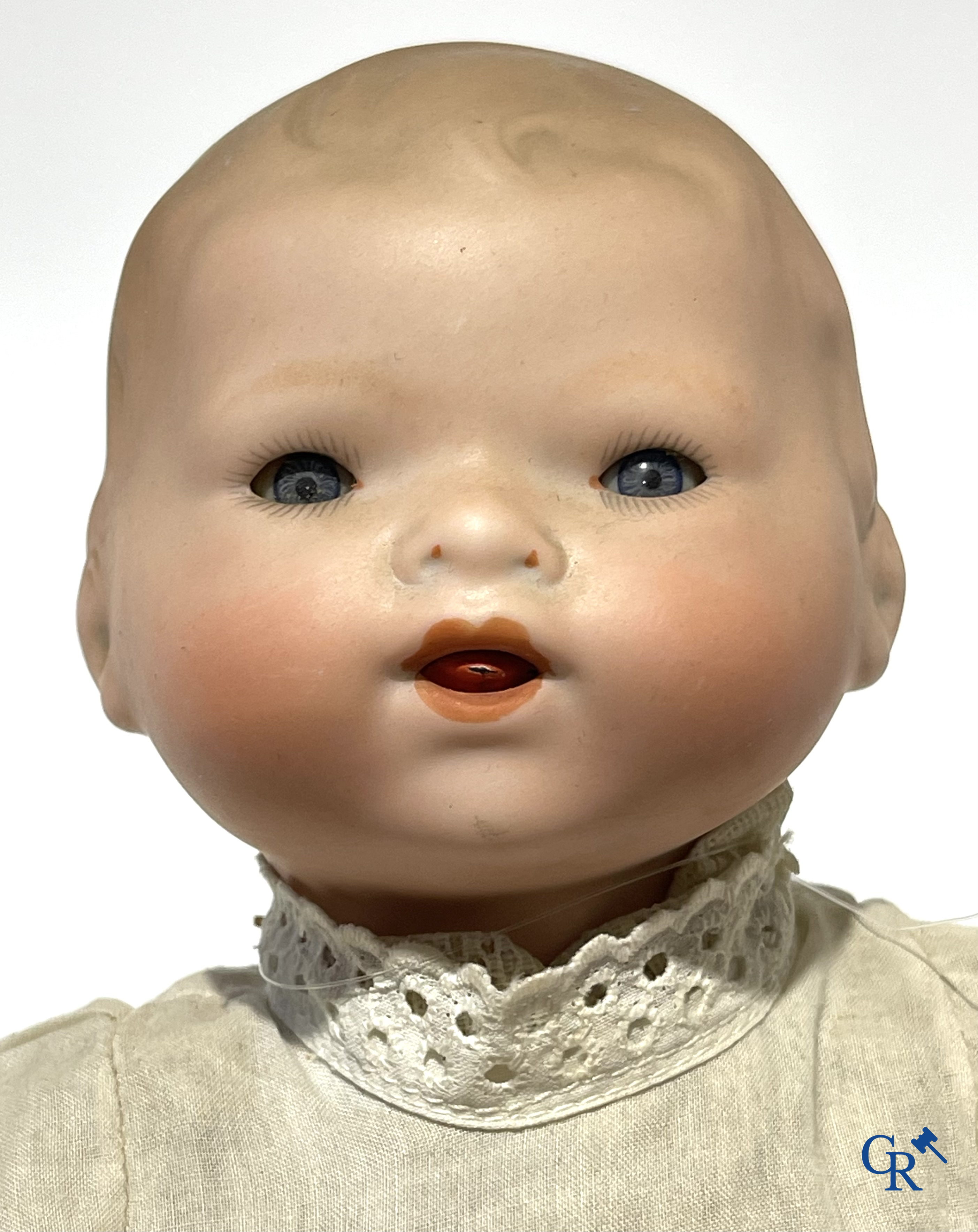 Vieux jouets, un lot de 3 poupées anciennes avec des têtes en porcelaine.