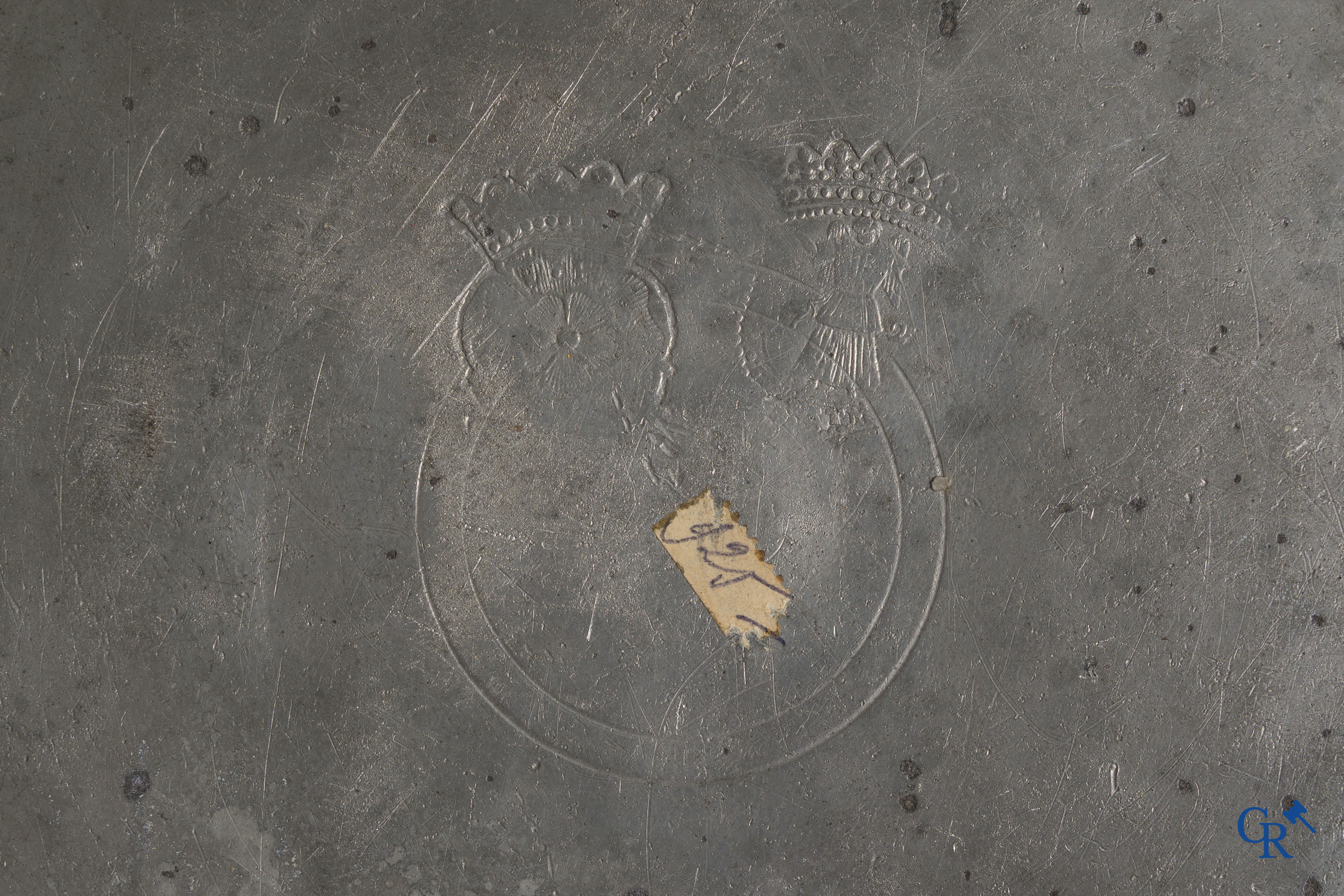 Een groot lot antieke tinnen schotels, waaronder een zeldzame scheerkom. 18e-19e eeuw.