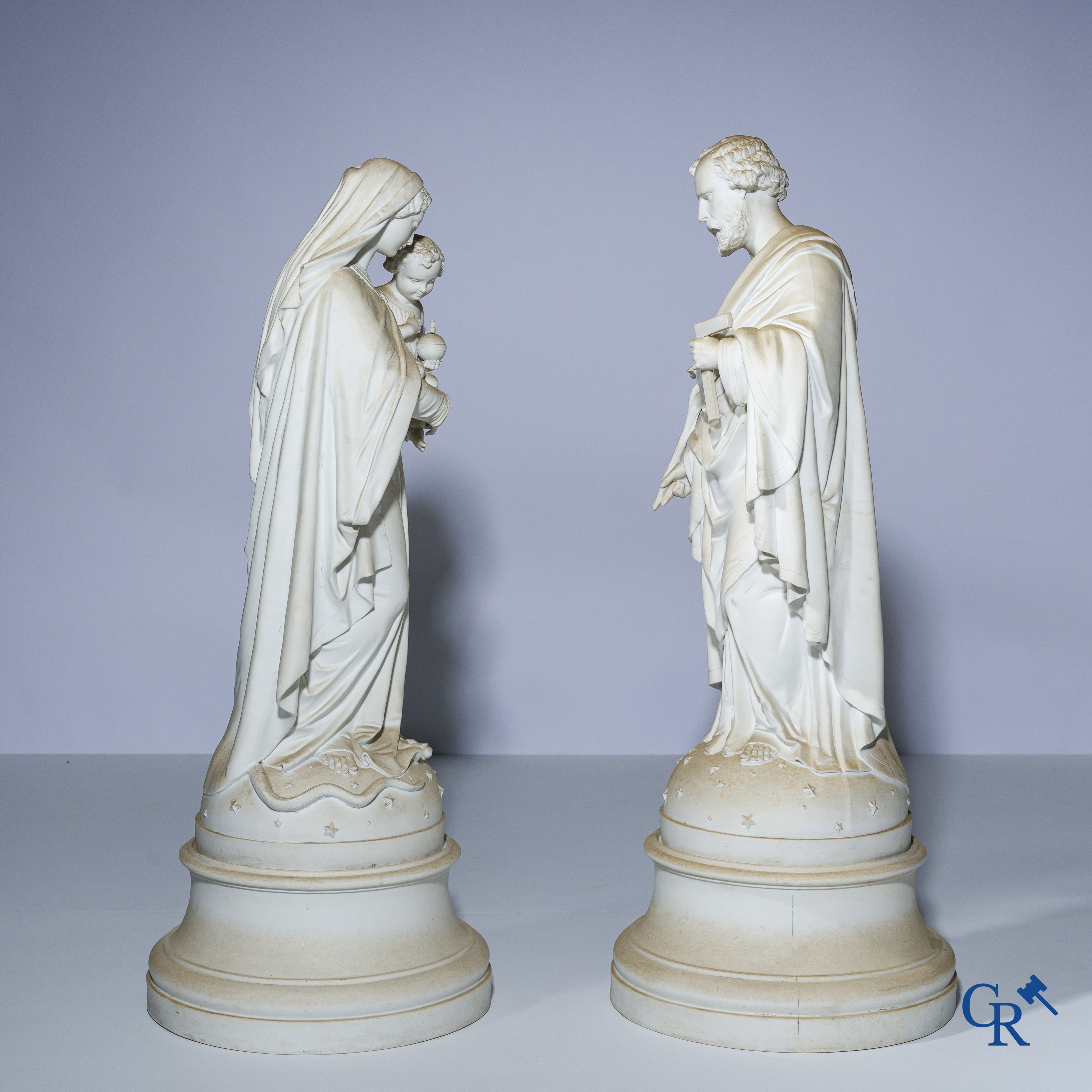 Religieuze objecten, een paar imposante beelden in witte biscuit op een losse sokkel. 19e eeuw.