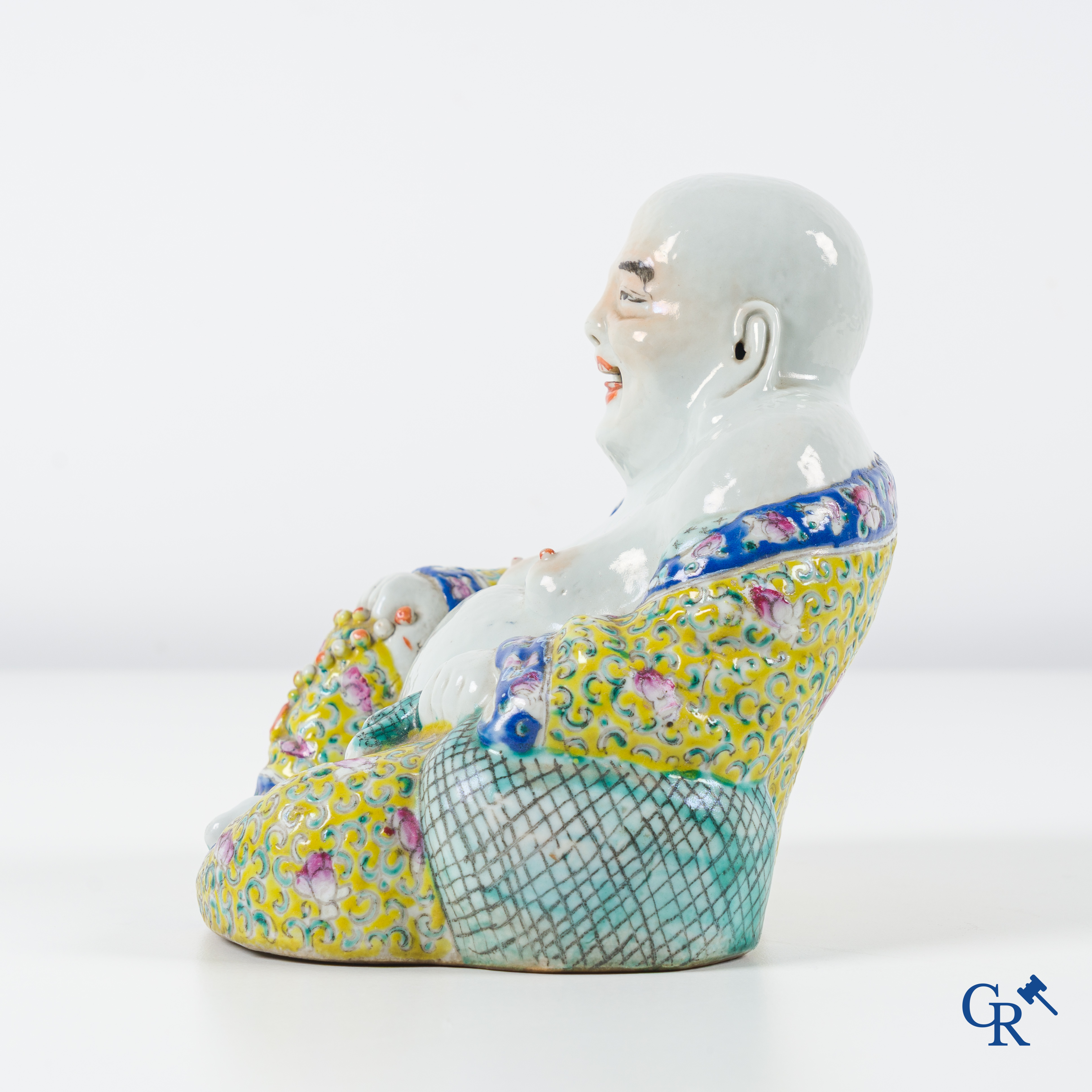Chinees porselein, een Chinese famille rose figuur van Boeddha, met zegelmerk. 19e eeuw.