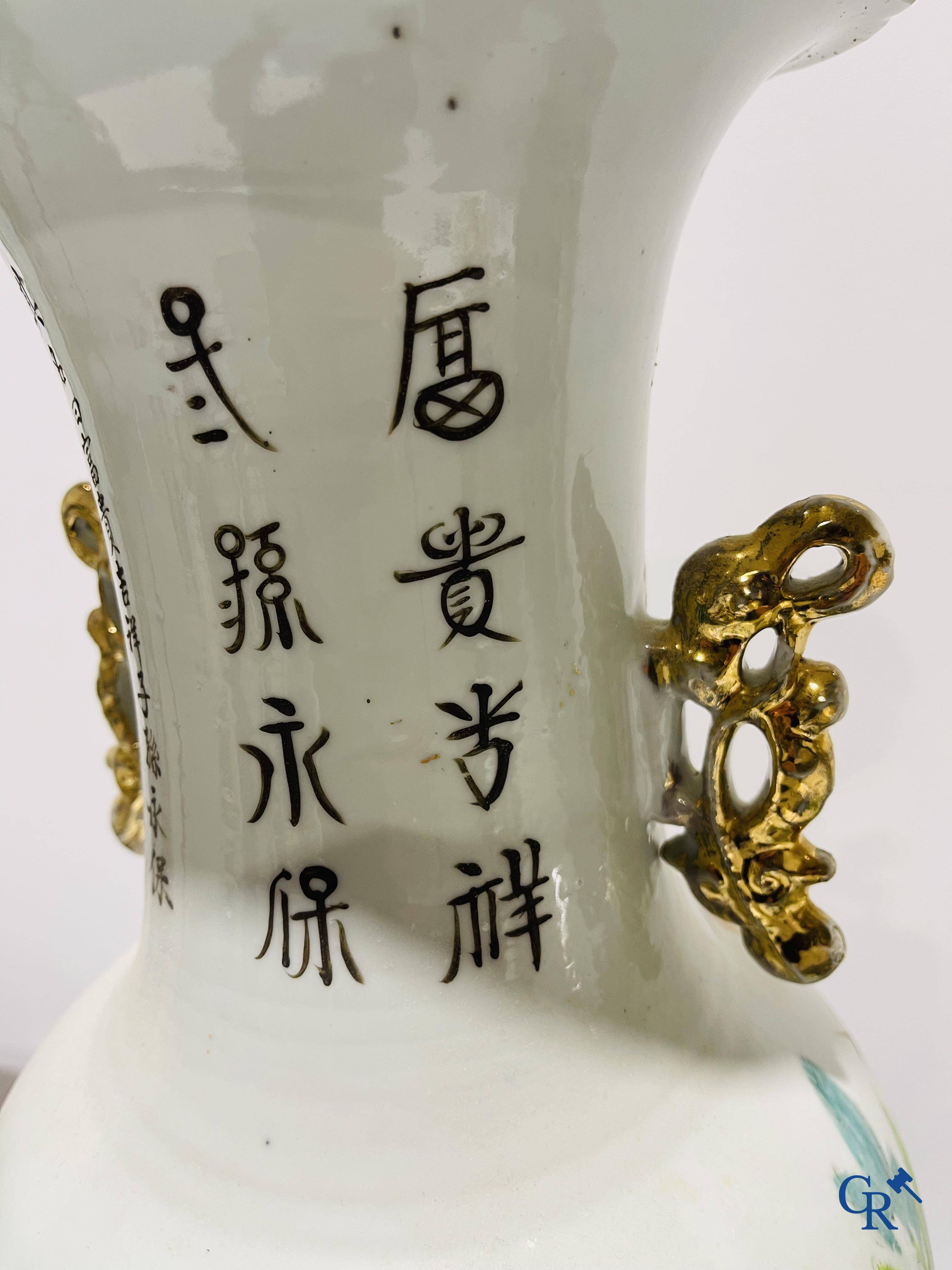 Art Asiatique, porcelaine chinoise. Une paire de vases chinois avec calligraphie.