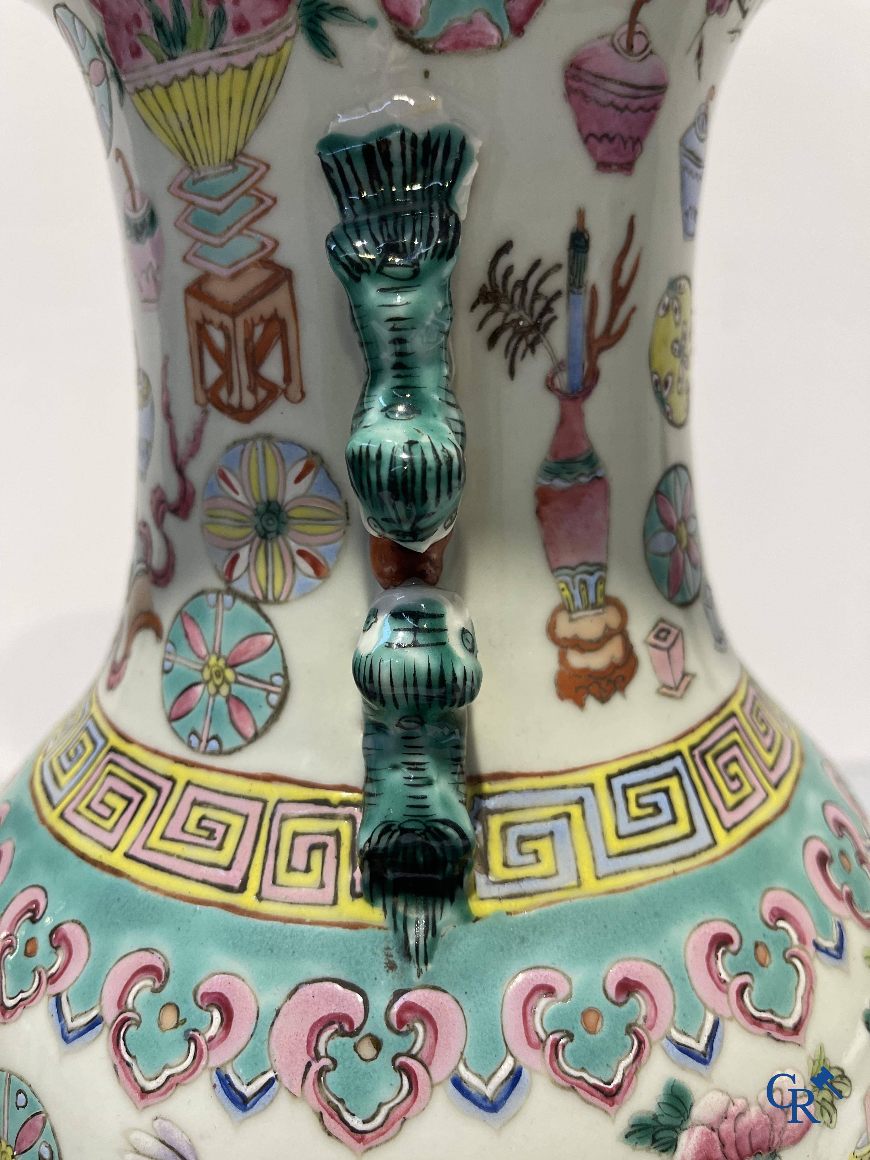 Art Asiatique, porcelaine chinoise. Une paire de vases chinois avec un décor d'antiquités. 19ème siècle.