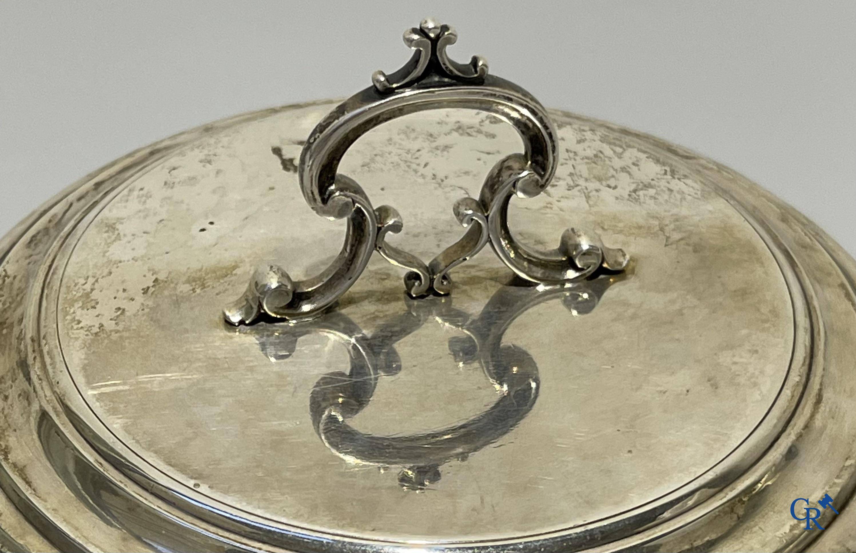 Ecuelle à bouillon couvert ronde en argent avec 2 poignées plates et couvercle légèrement incurvé. Bruxelles ou Namur, XVIIIème siècle.