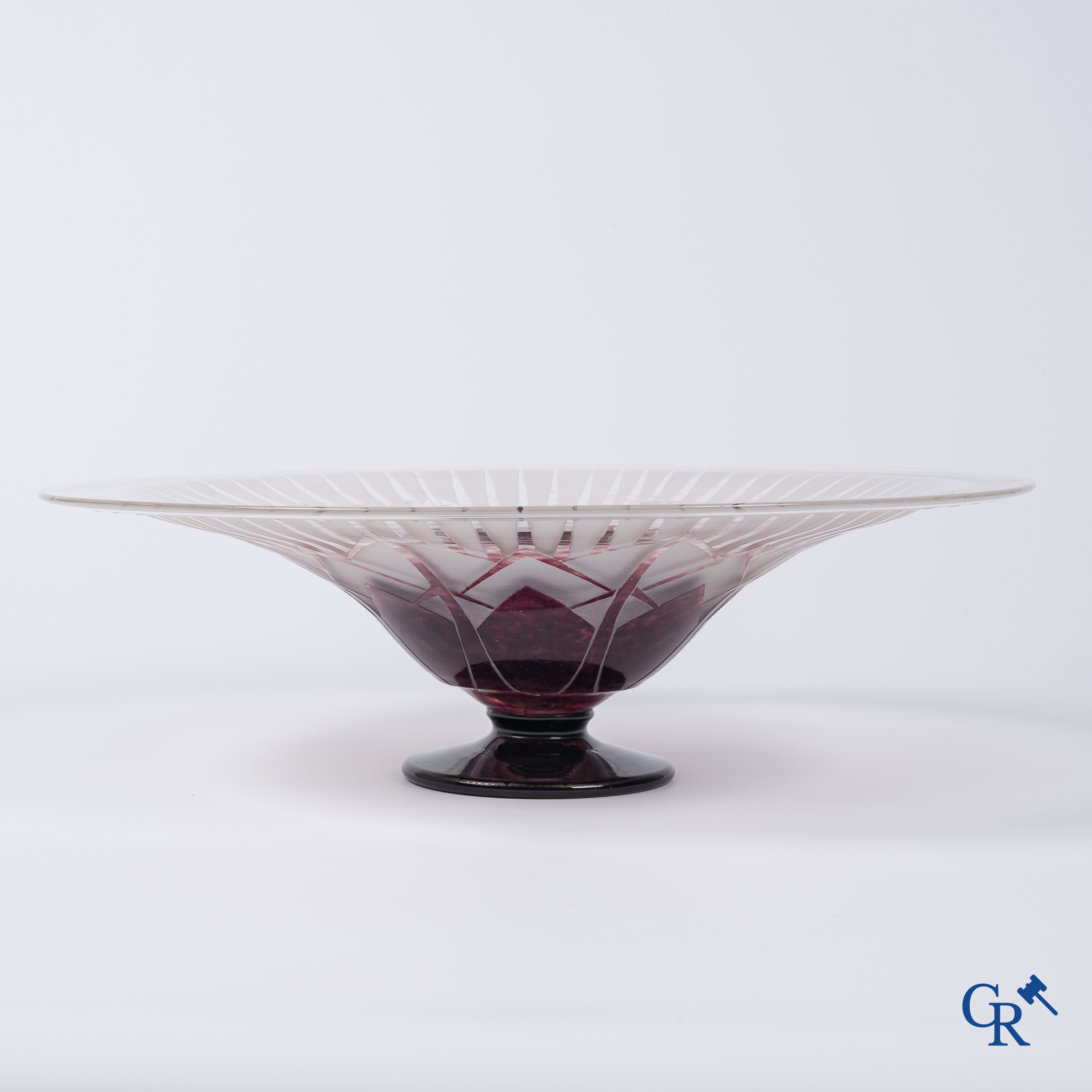 Art Deco, Moser Millot Cristallerie. Een grote schotel op voet in meerkleurig kristal. Gemerkt. Circa 1930.