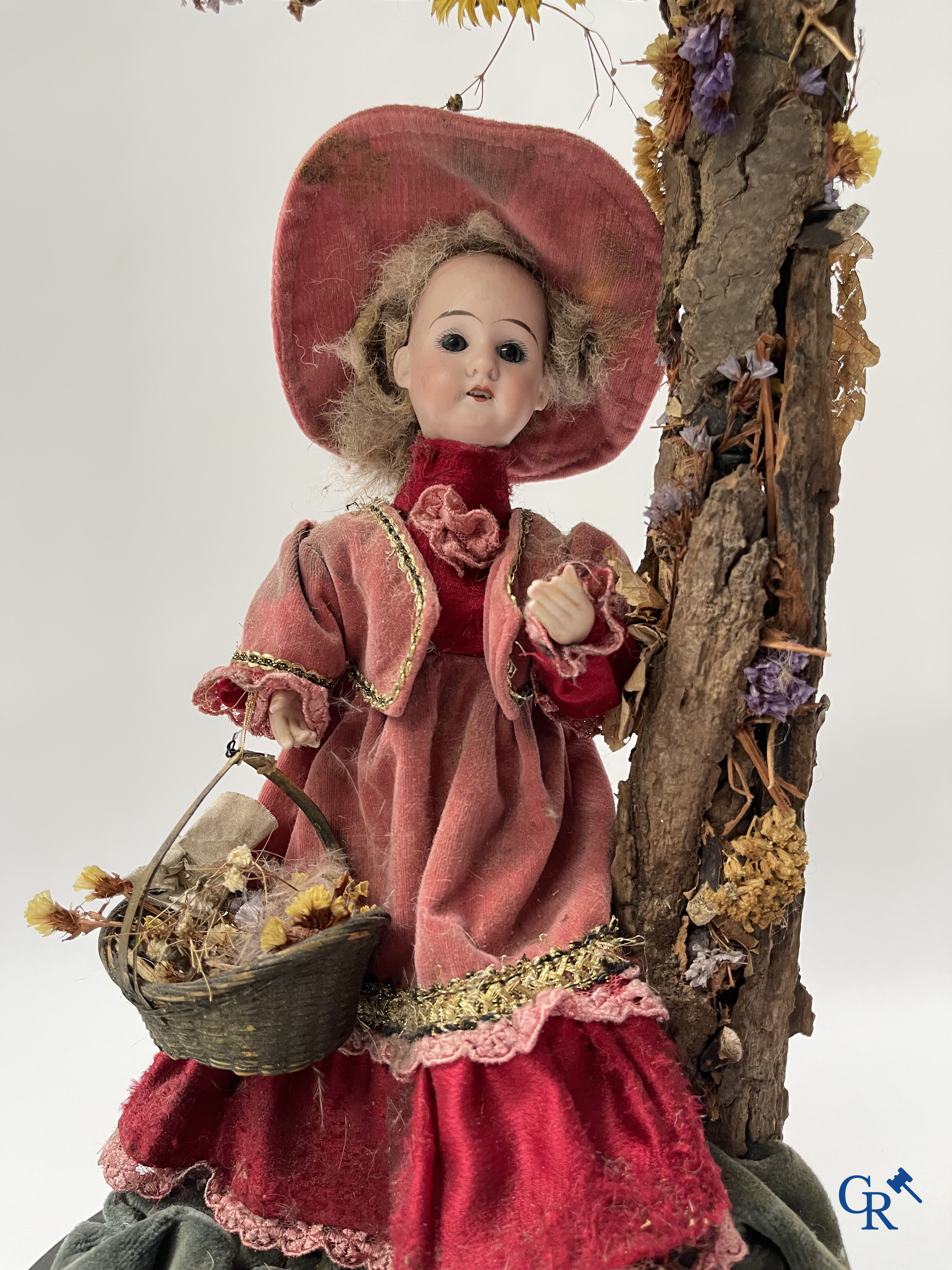 An automaton in the manner of Phalibois, with music, moving head in porcelain and moving hands. Around 1900.