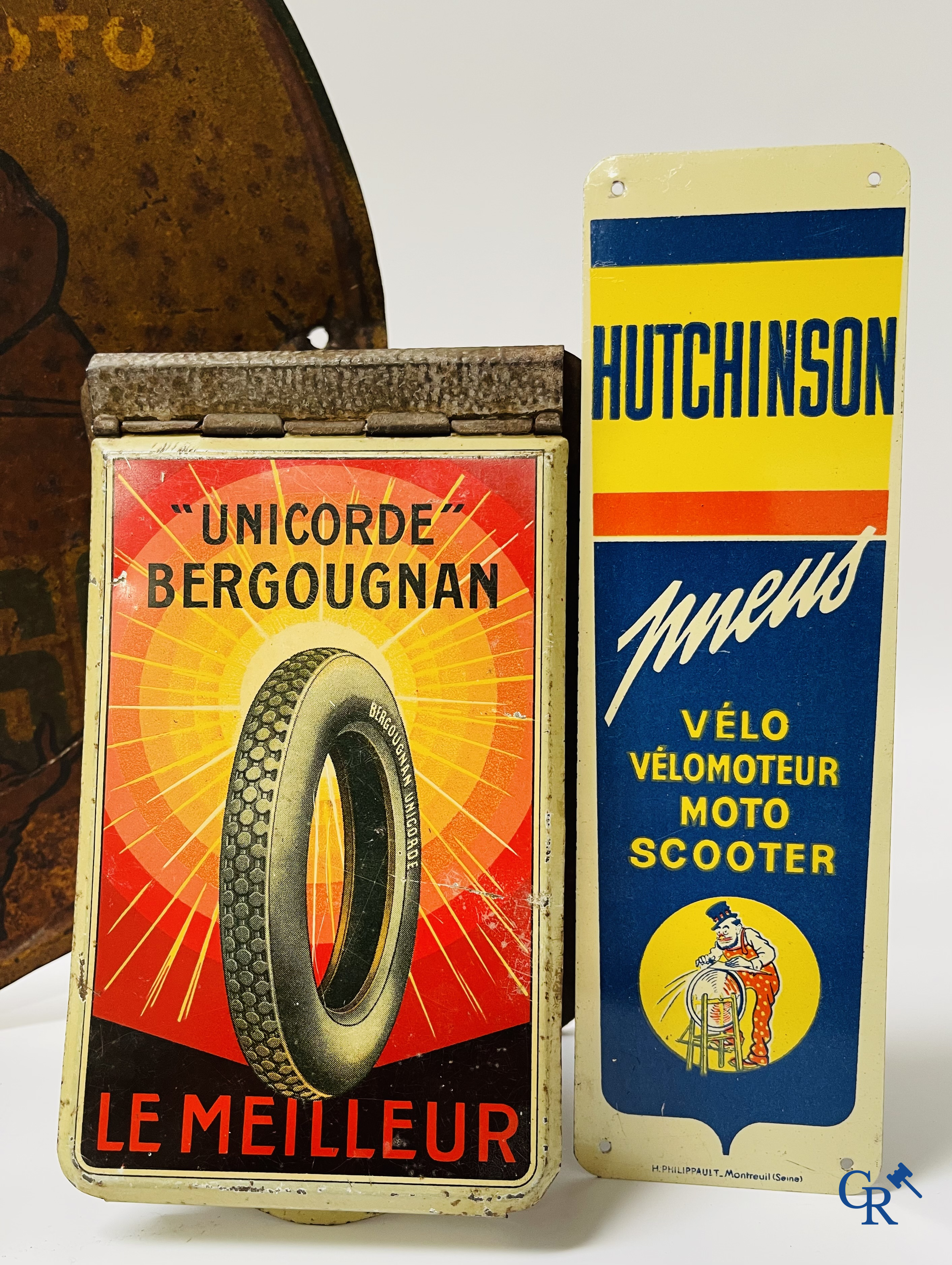 Lot olieblikken en publiciteit voor fietsen en motorfietsen. Norta, Hutchinson, Esso, Renold, etc.<br />
