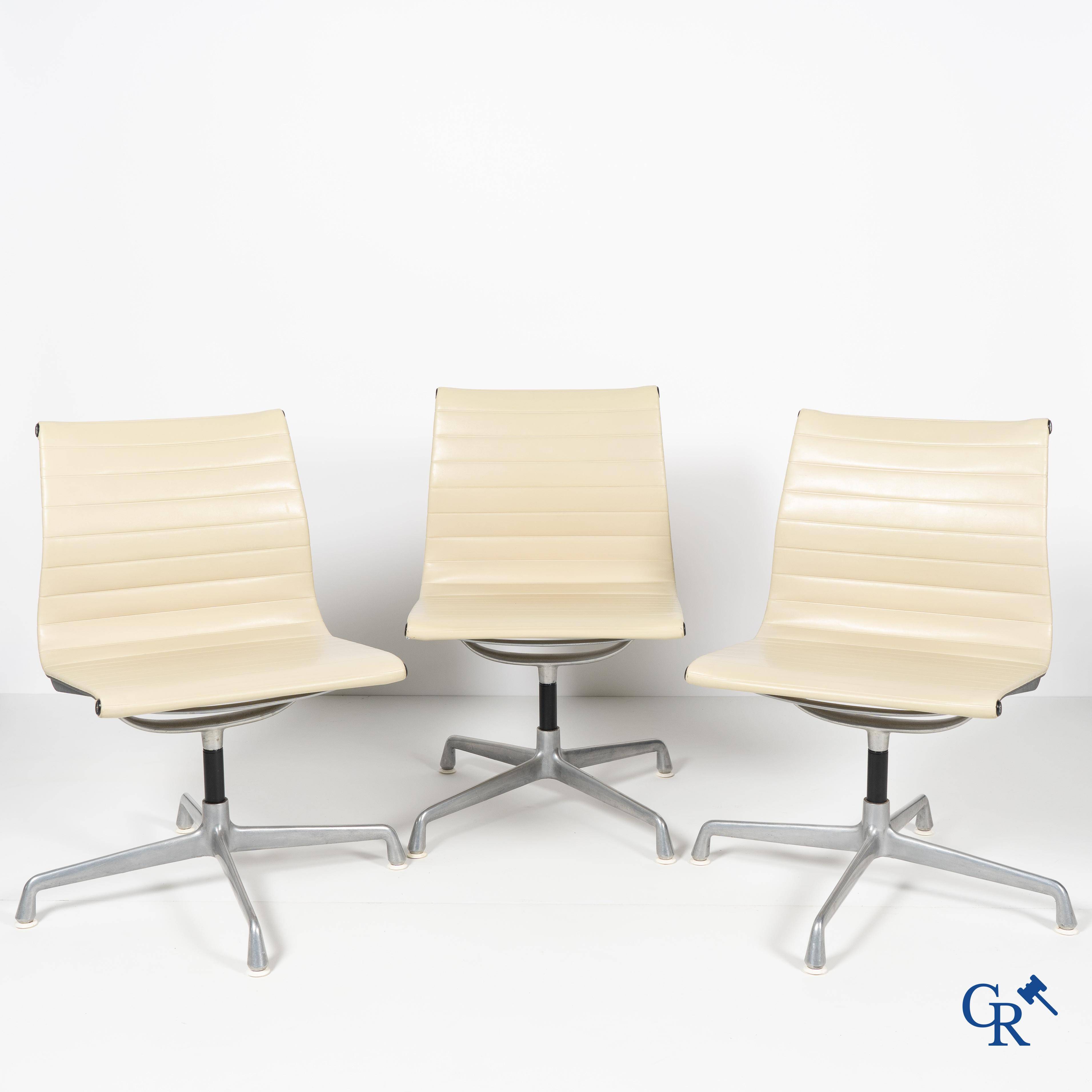Charles & Ray Eames, Editor Herman Miller. 3 pivoting chairs in aluminium and leather. Circa 1980.