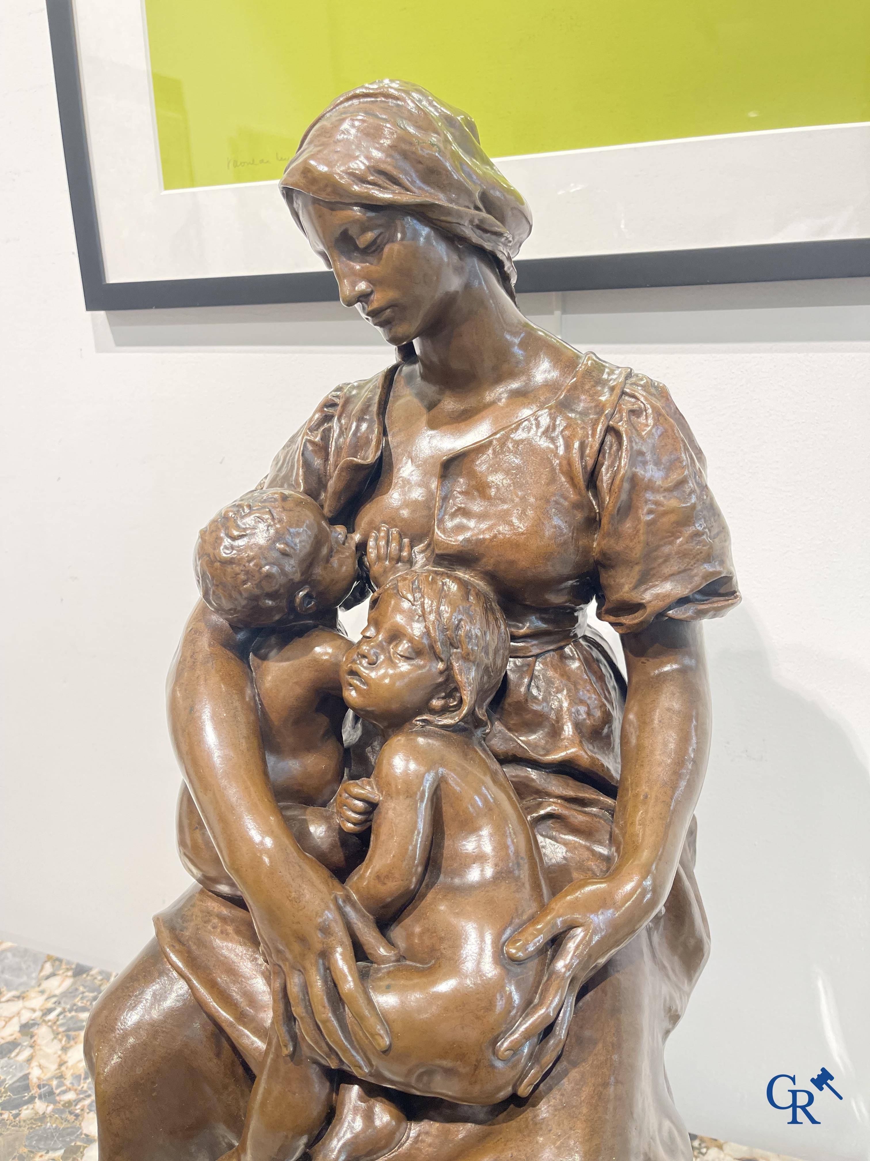 Paul Dubois (1829-1905) Maternité, Bronzen beeld met stempel A. Collas en gieterij F. Barbedienne.